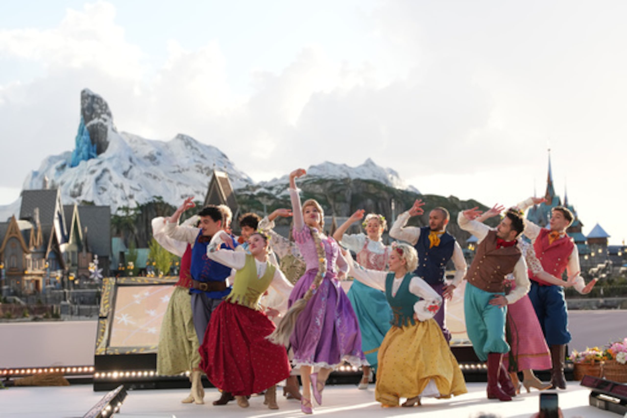 Bailarines actúan durante la inauguración de Disney Adventure World y World Of Frozen en Disneyland París en Marne-la-Vallee, al este de París, el sábado 28 de marzo de 2026. (AP Photo/Christophe Ena)