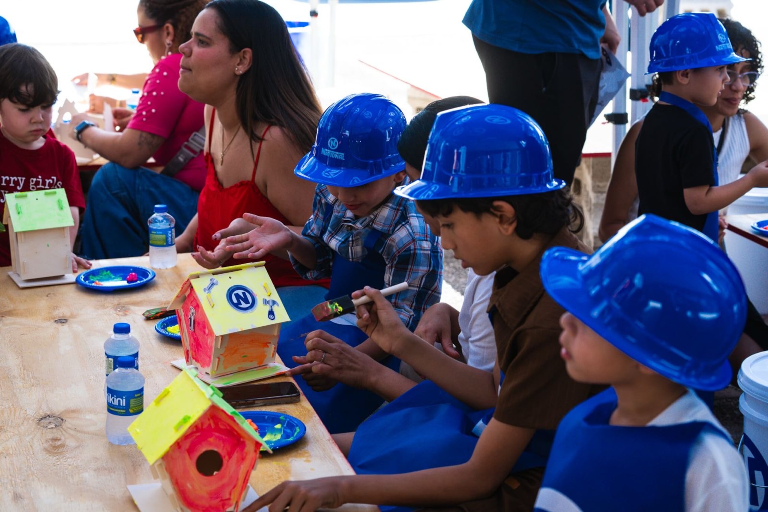 El taller busca fomentar el desarrollo de destrezas manuales y el trabajo en equipo.