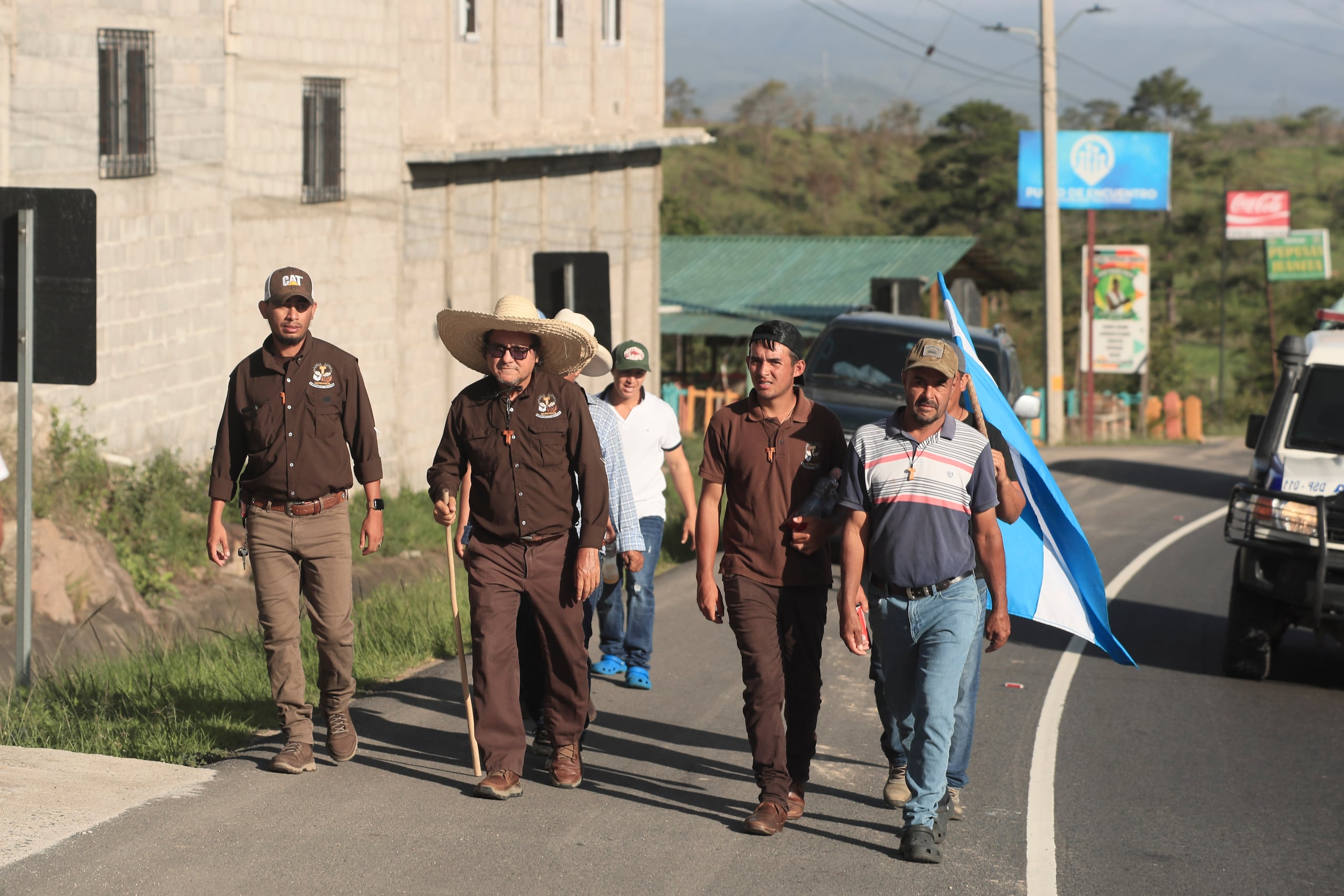 El sacerdote franciscano hondureño Leopoldo Serrano continúa este jueves su recorrido por la carretera CA-5 en las inmediaciones del Valle de Amarateca, esperando llegar esta tarde a Tegucigalpa, en Honduras. (EFE/Gustavo Amador)