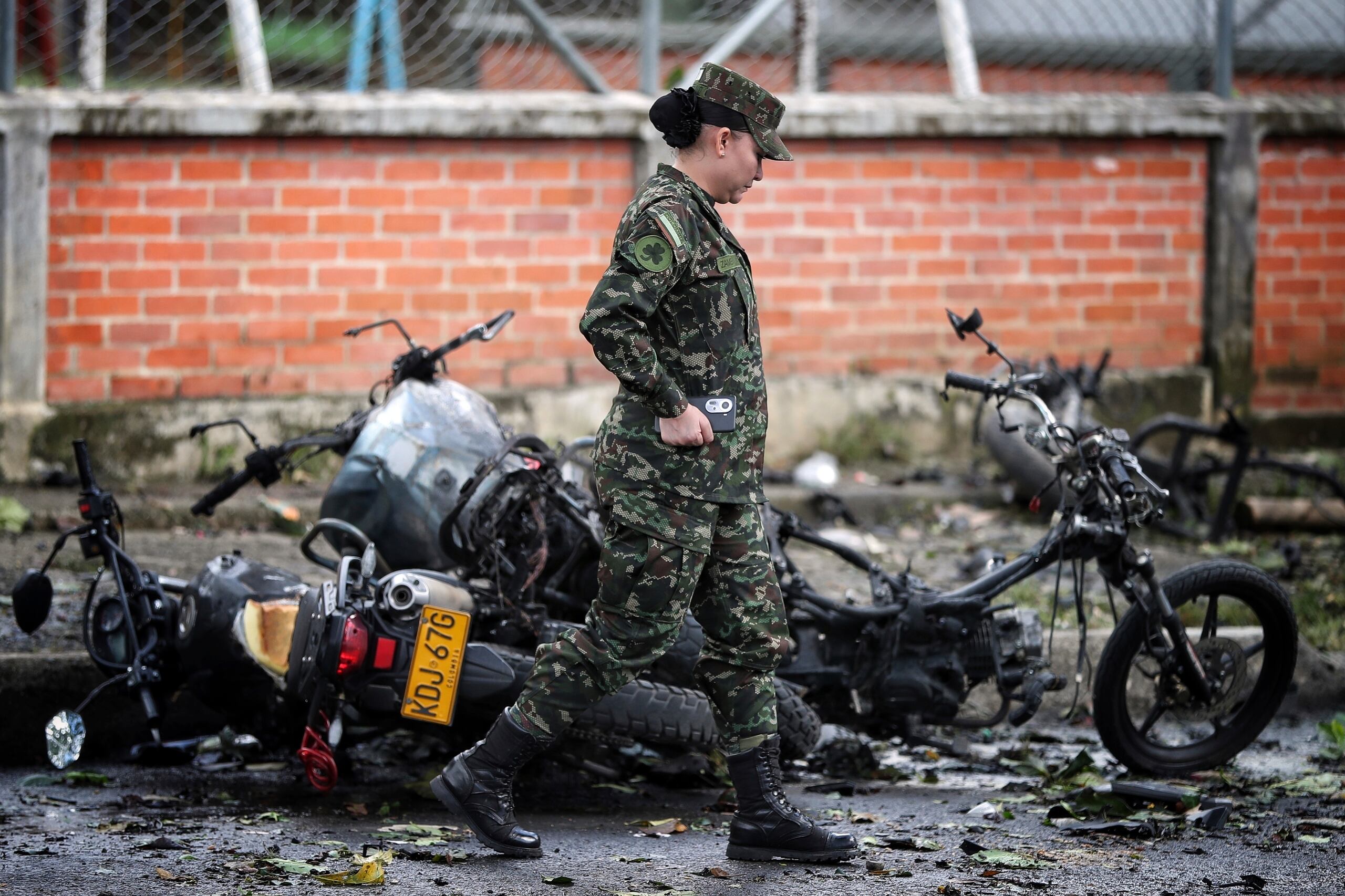 La policía y el ejército señalaron como presuntos responsables a facciones disidentes de la extinta guerrilla Fuerzas Armadas Revolucionarias de Colombia (FARC) que no se acogieron al acuerdo de paz con el Estado en 2016.