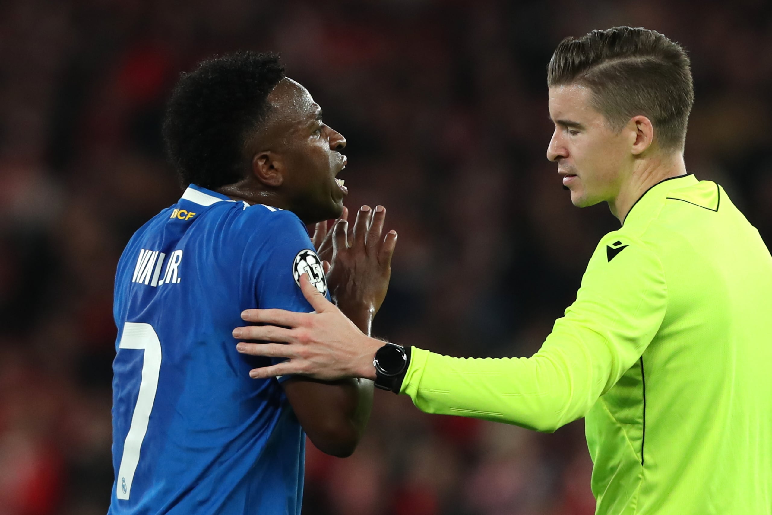 Vinícius Júnior habla con el referí François Letexier después de marcar un gol ante el Benfica.