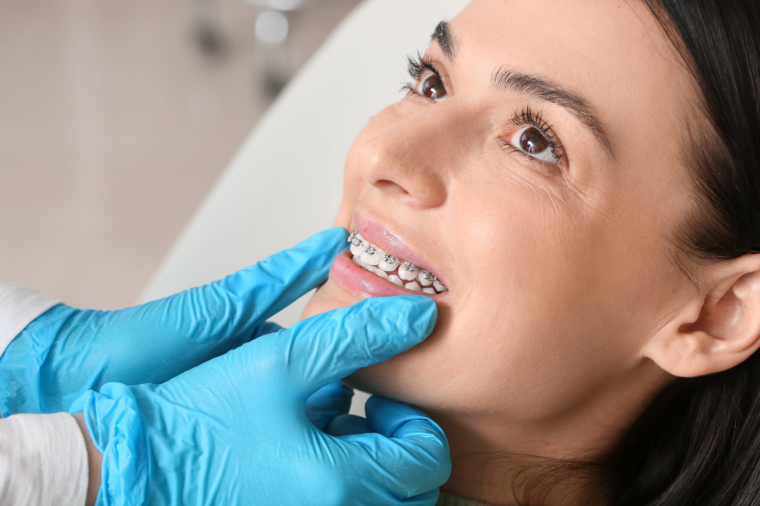 La ortodoncia no solo busca dientes alineados; también requiere encías sanas.