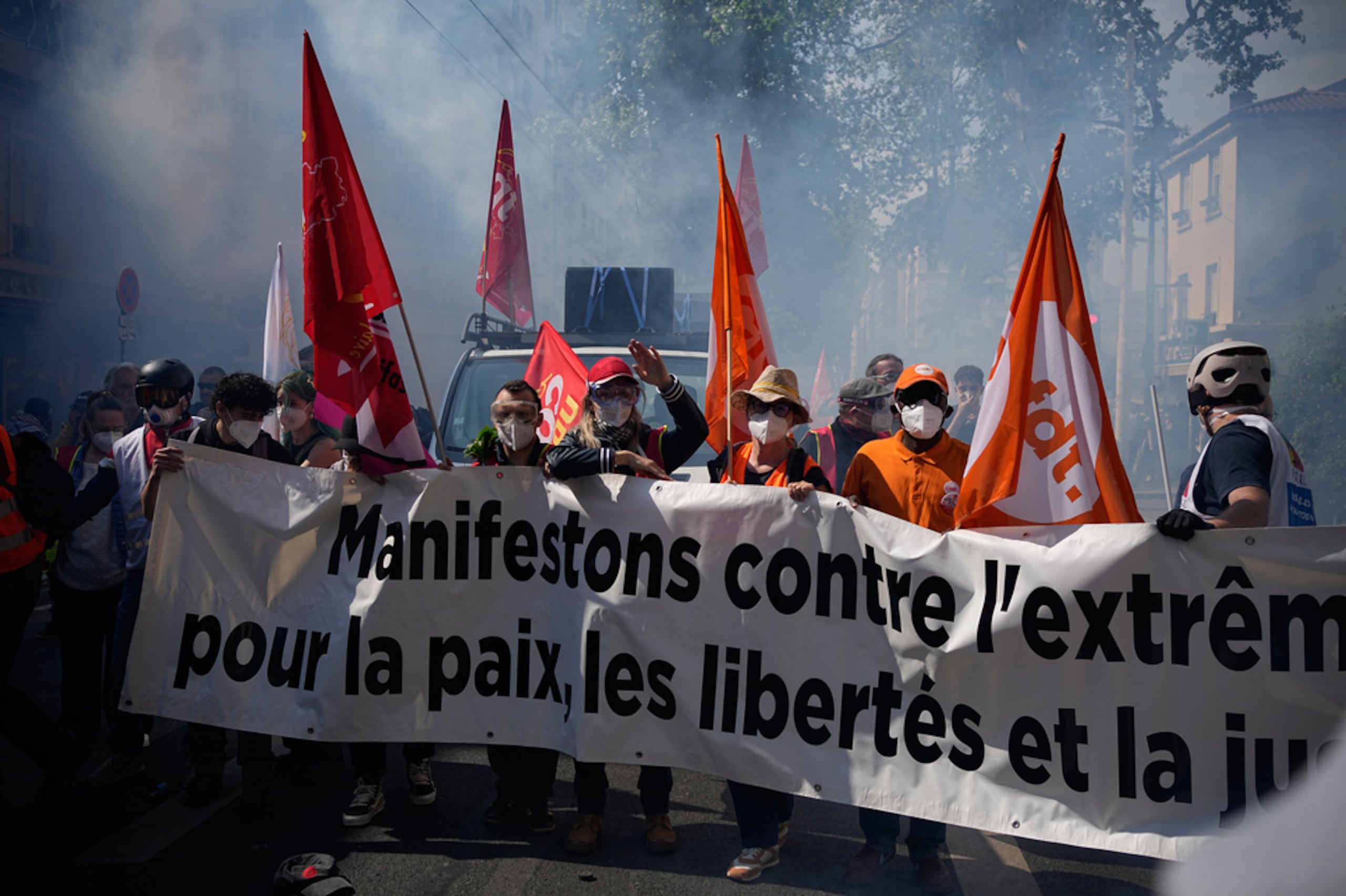 Manifestantes marchan durante la manifestación del Primero de Mayo en Lyon, el 1 de mayo de 2026.