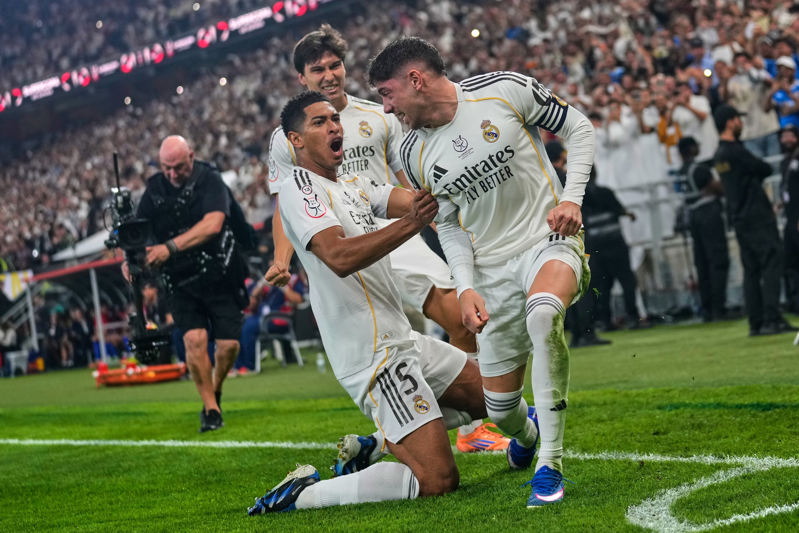 Federico Valverde felicitado por su compañero del Real Madrid Jude Bellingham tras abrir el marcador ante el Atlético de Madrid en la semifinal de la Supercopa de España el jueves 8 de enero del 2026. (AP Foto/Altaf Qadri)