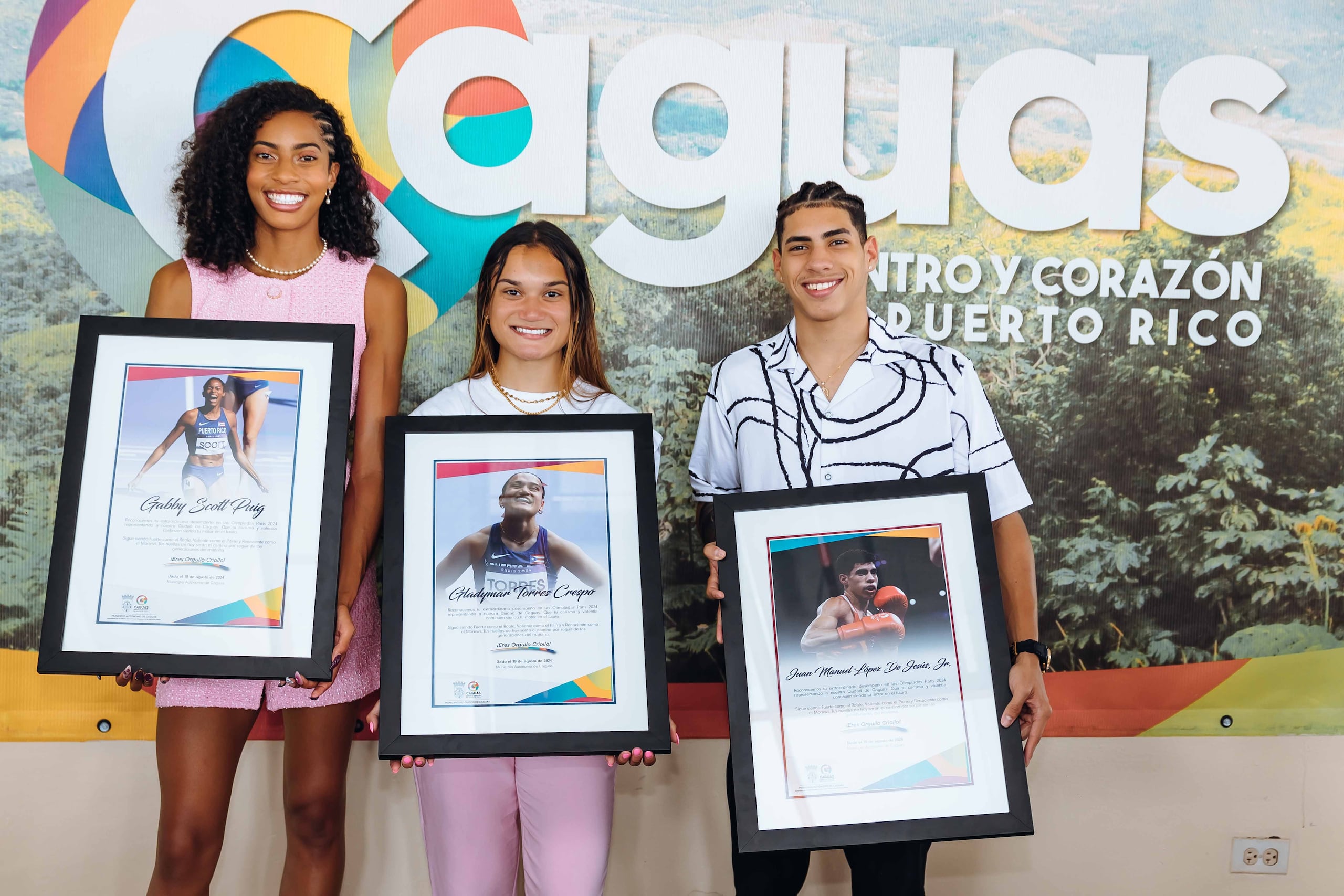 Los atletas Gladymar Torres, Gabby Scott Puig y Juan Manuel López, hijo.