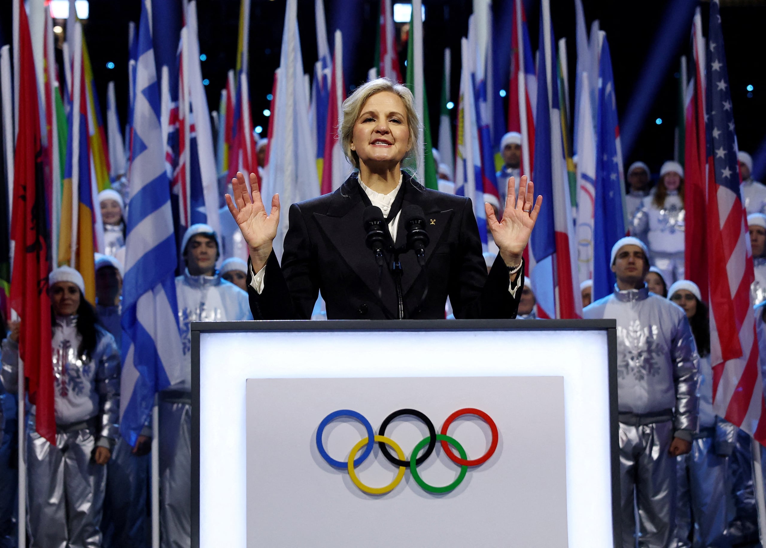 La presidenta del Comité Olímpico Internacional, Kirsty Coventry, destaca con el anuncio que el COI se excluye de sus competencias a las personas transgénero.