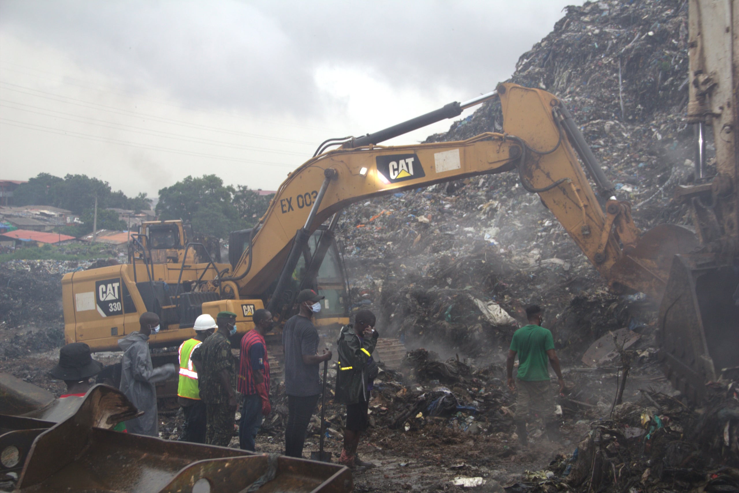 Equipos de rescate buscan a personas entre un montón de basura tras un deslave en el mayor vertedero de Conakri, Guinea, el domingo 23 de agosto de 2026. (Foto AP/Fodo Toure)
