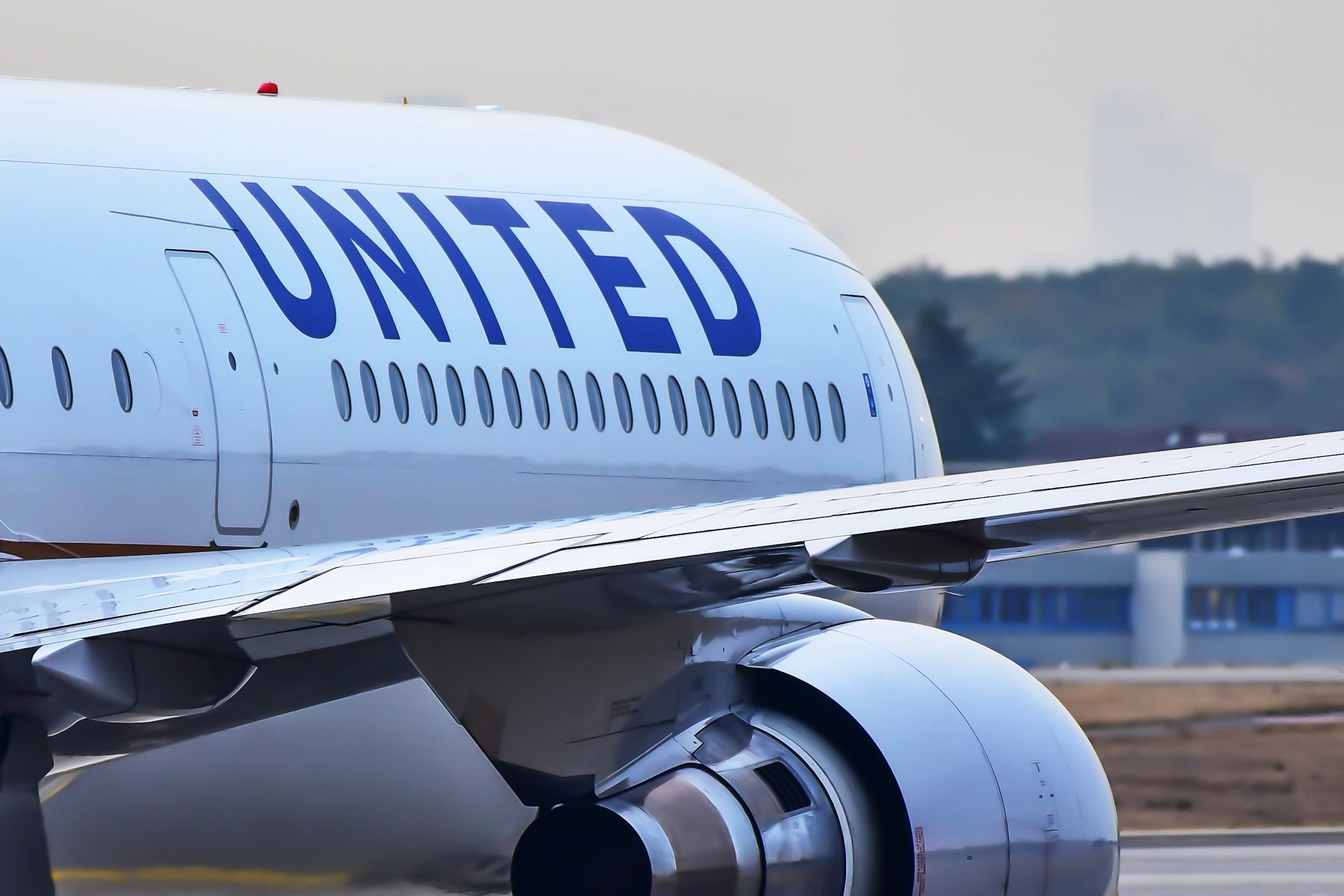 United Airlines se disculpó en redes sociales y dijo que en algunos casos cubriría los gastos de hotel y otros incurridos por los viajeros debido a los retrasos.