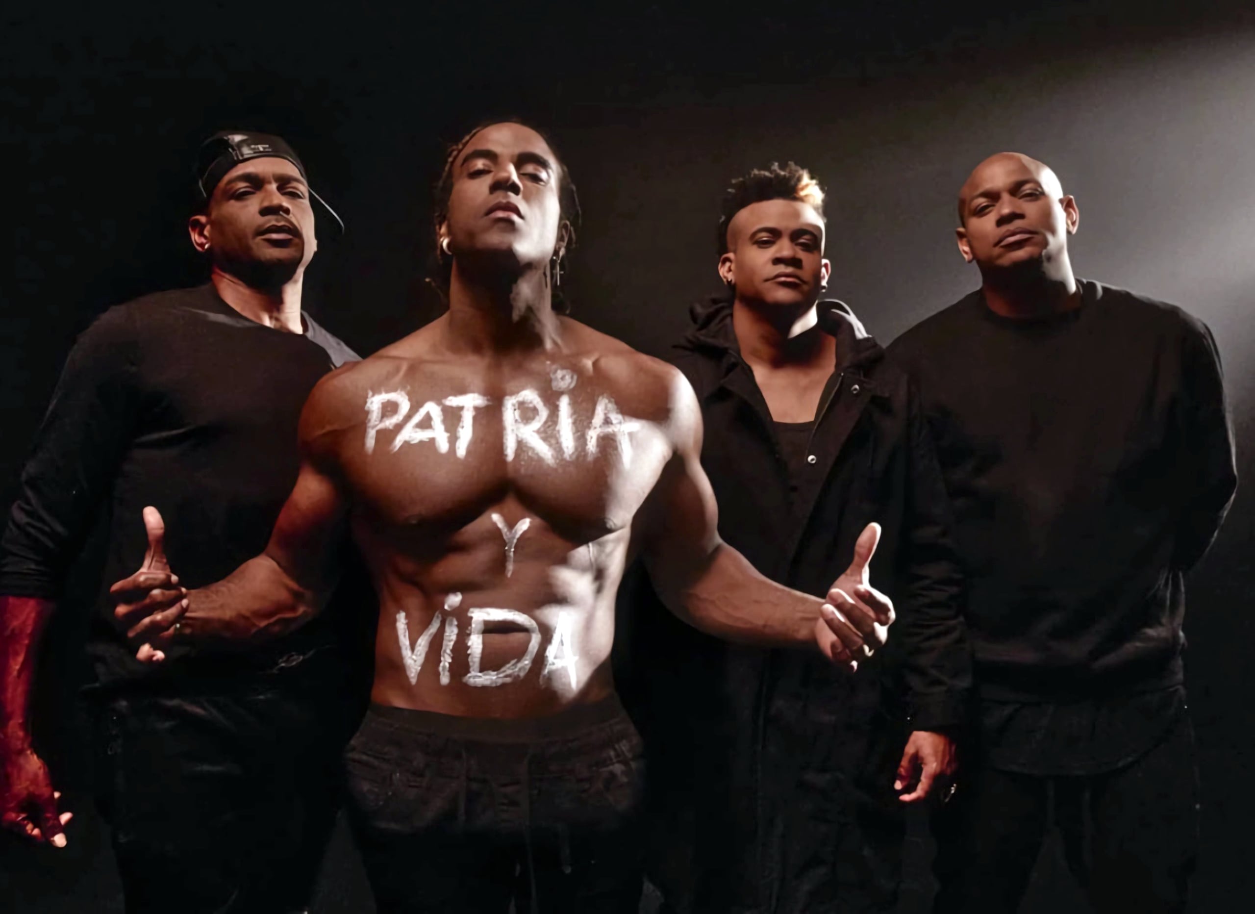 Captura de video en la que aparecen los cantantes cubanos (de i a d) Descemer Bueno (i), Yotuel Romero (2i) y el dúo Gente de Zona, Randy Malcom (2d) y Alexander Delgado (d), intérpretes de la canción "Patria y Vida", que se convirtió en el himno de las protestas del 11 de julio de 2021 en Cuba. EFE/Yotuel/YouTube