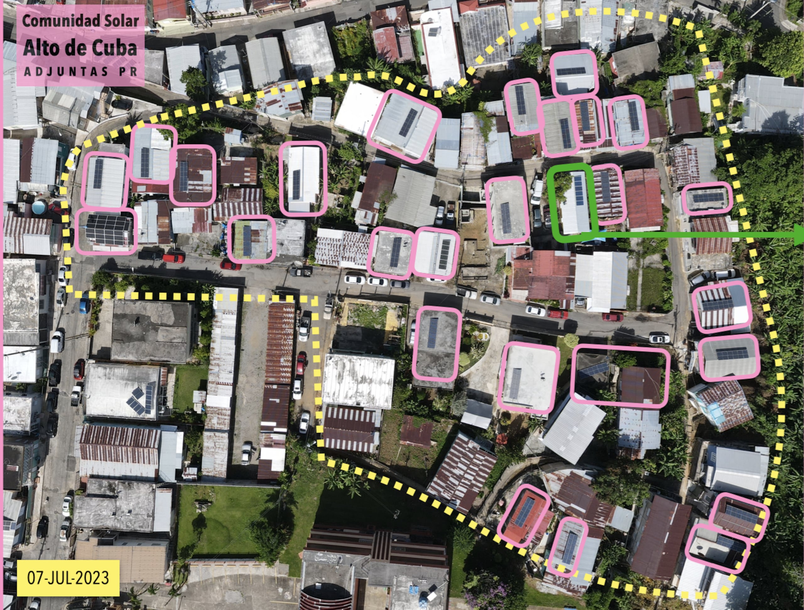 Imagen aérea de la comunidad en Adjuntas energizada por sistemas solares.