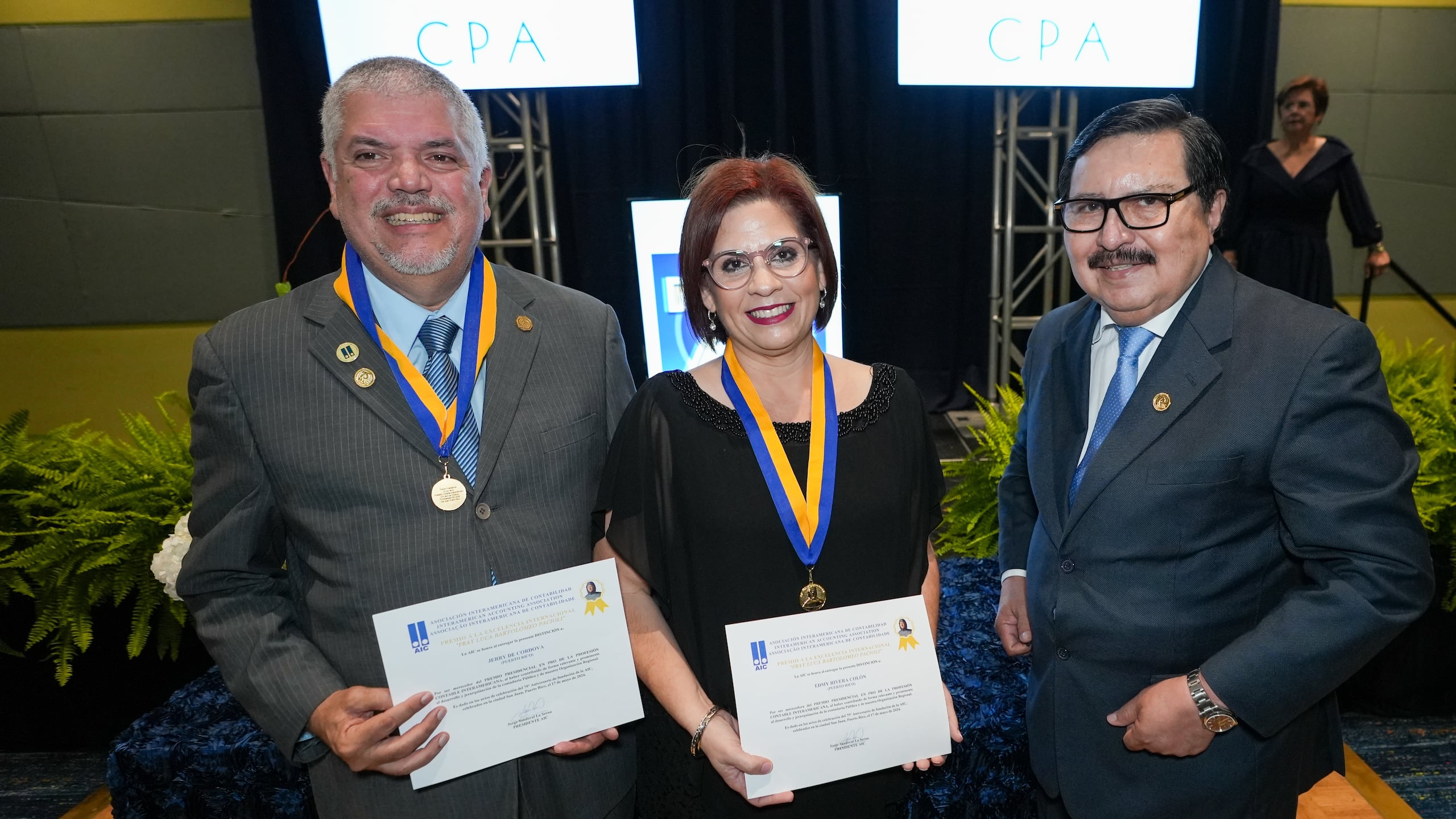 Desde la izquierda, CPA Jerry De Córdova, expresidente del CCPA; CPA Edmy Rivera, presidenta del CCPA; y Jorge Sandoval, presidente de la AIC.