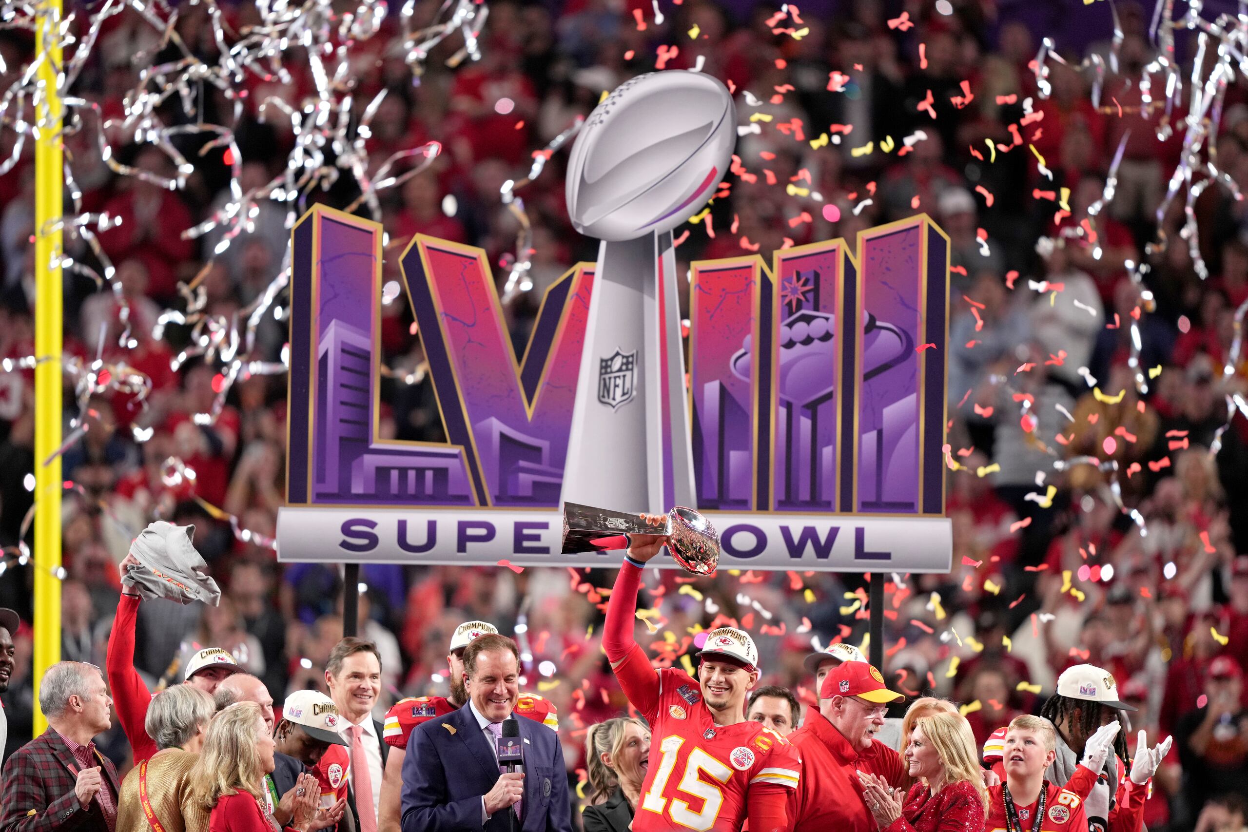 ARCHIVO - Patrick Mahomes, quarterback de los Chiefs de Kansas City, alza el trofeo Vince Lombardi tras vencer a los 49ers de San Francisco en el Super Bowl LVIII, el domingo 11 de febrero de 2024, en Las Vegas.