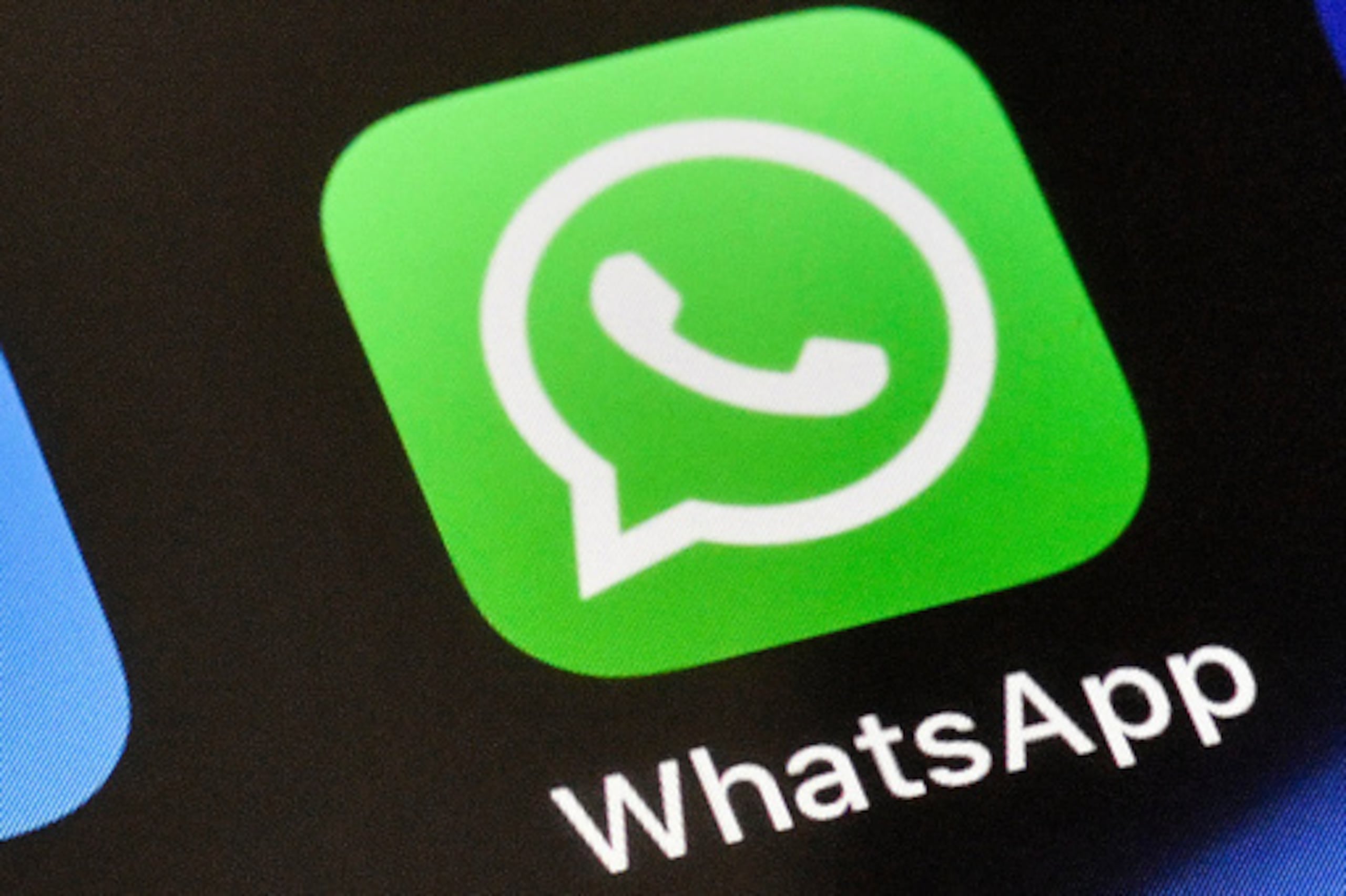 ARCHIVO - Un icono de WhatsApp se muestra en un iPhone, 15 de noviembre de 2018, en Gelsenkirchen, Alemania. (AP Photo/Martin Meissner, Archivo)