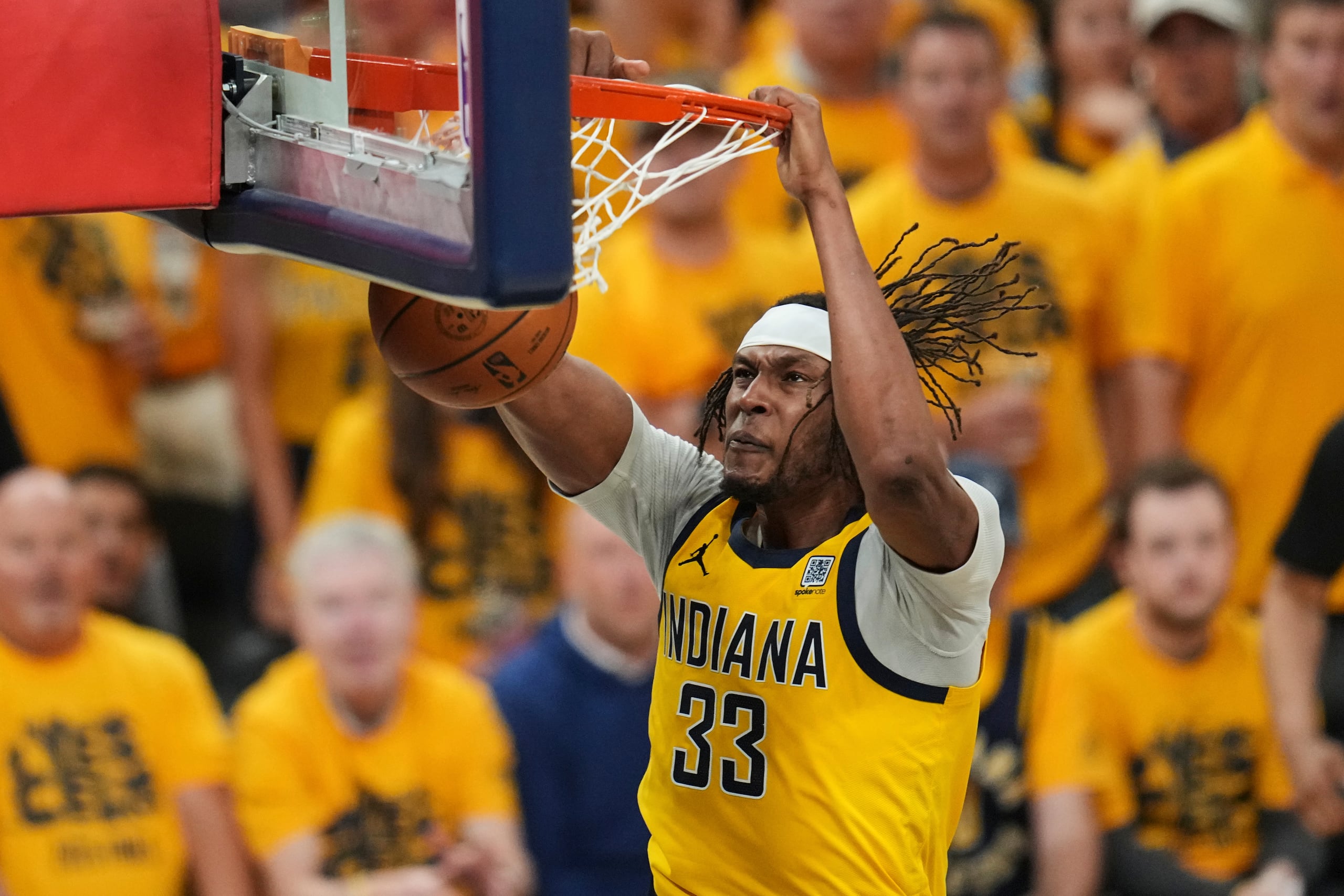 Myles Turner, clava el balón en el juego 6 de las Finales de la NBA ante el Thunder de Oklahoma City.