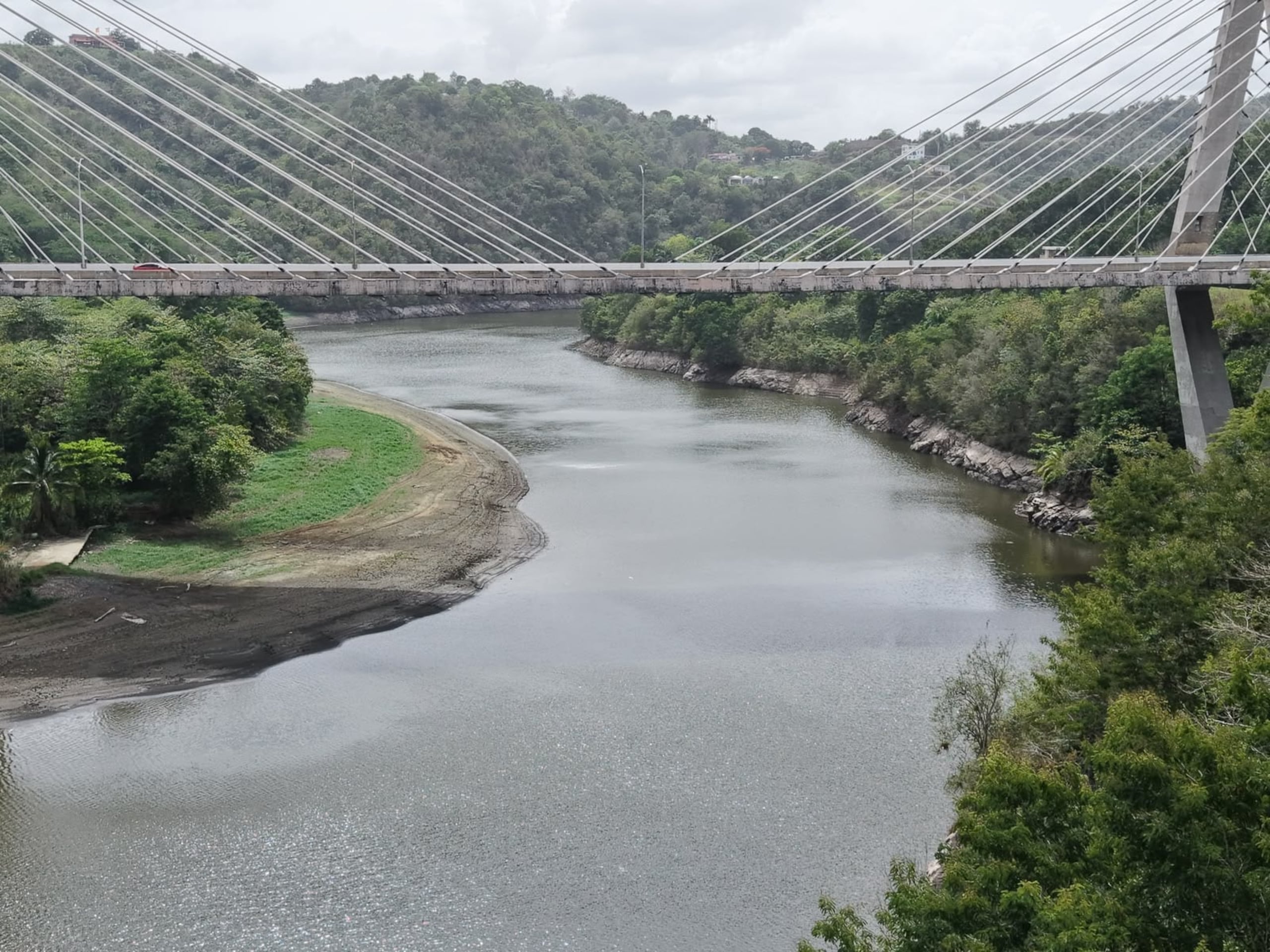 González Delgado indicó que la clasificación de un embalse en ajustes operacionales no implica automáticamente la implantación de interrupciones programadas.