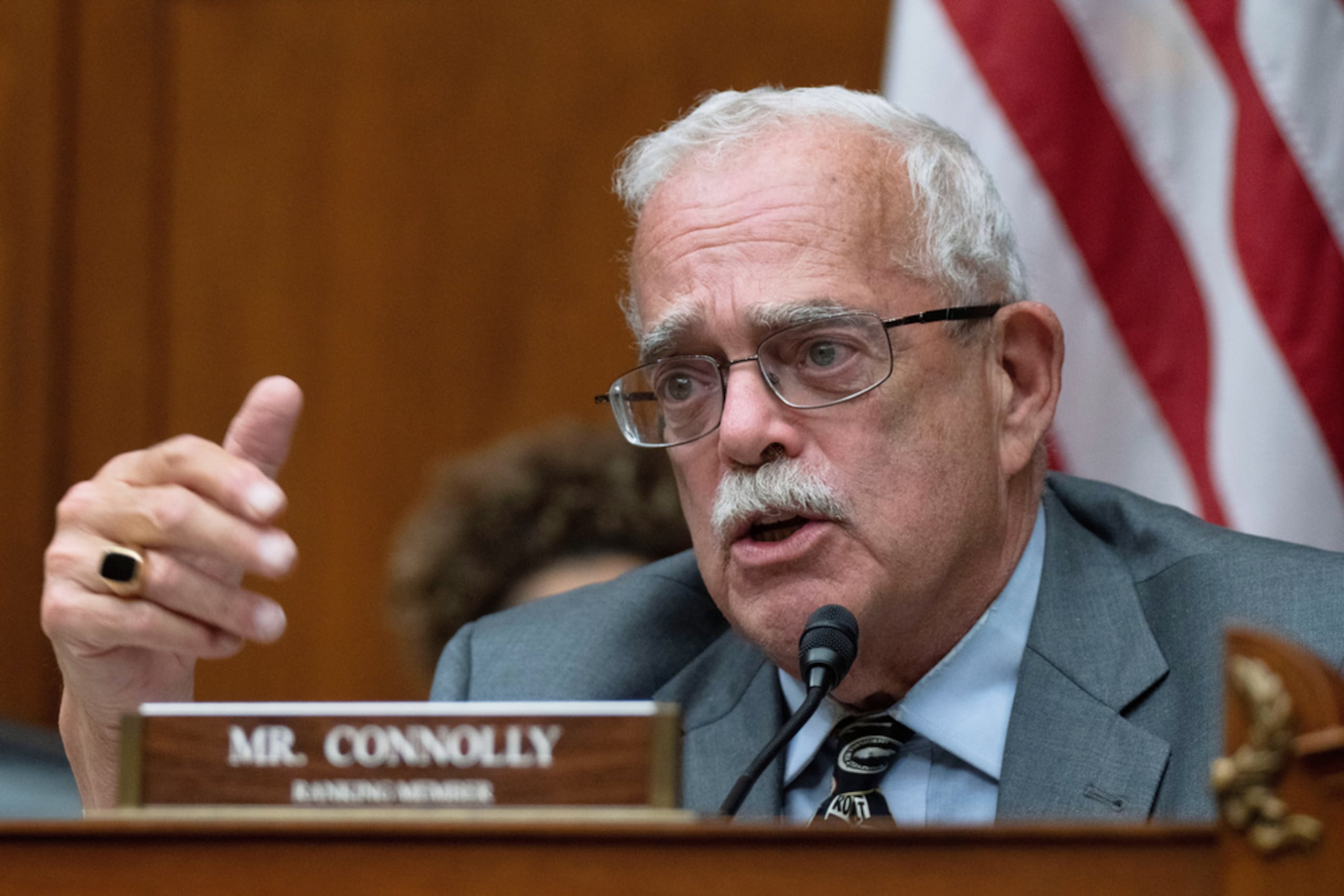 El representante Gerald Connolly, demócrata por Virginia, habla durante una audiencia en el Capitolio de Estados Unidos el 19 de abril de 2023.