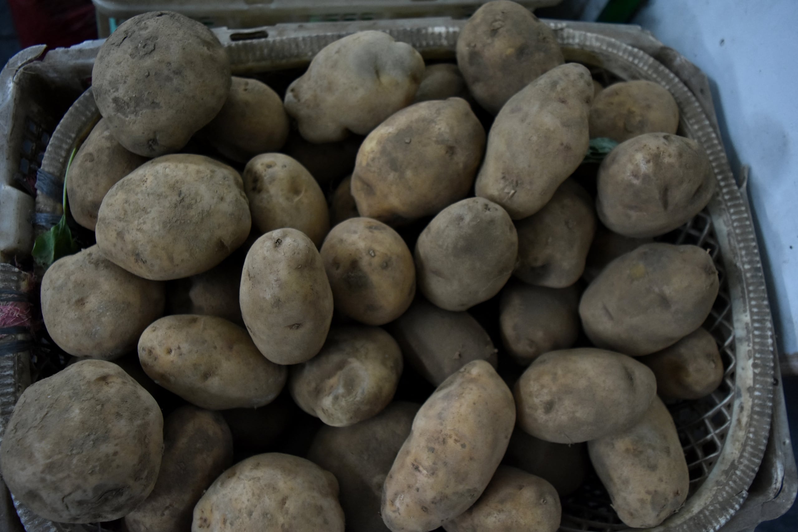 Esta práctica combina elementos naturales con insumos básicos de cocina para revertir los efectos del deterioro en diversos objetos metálicos.