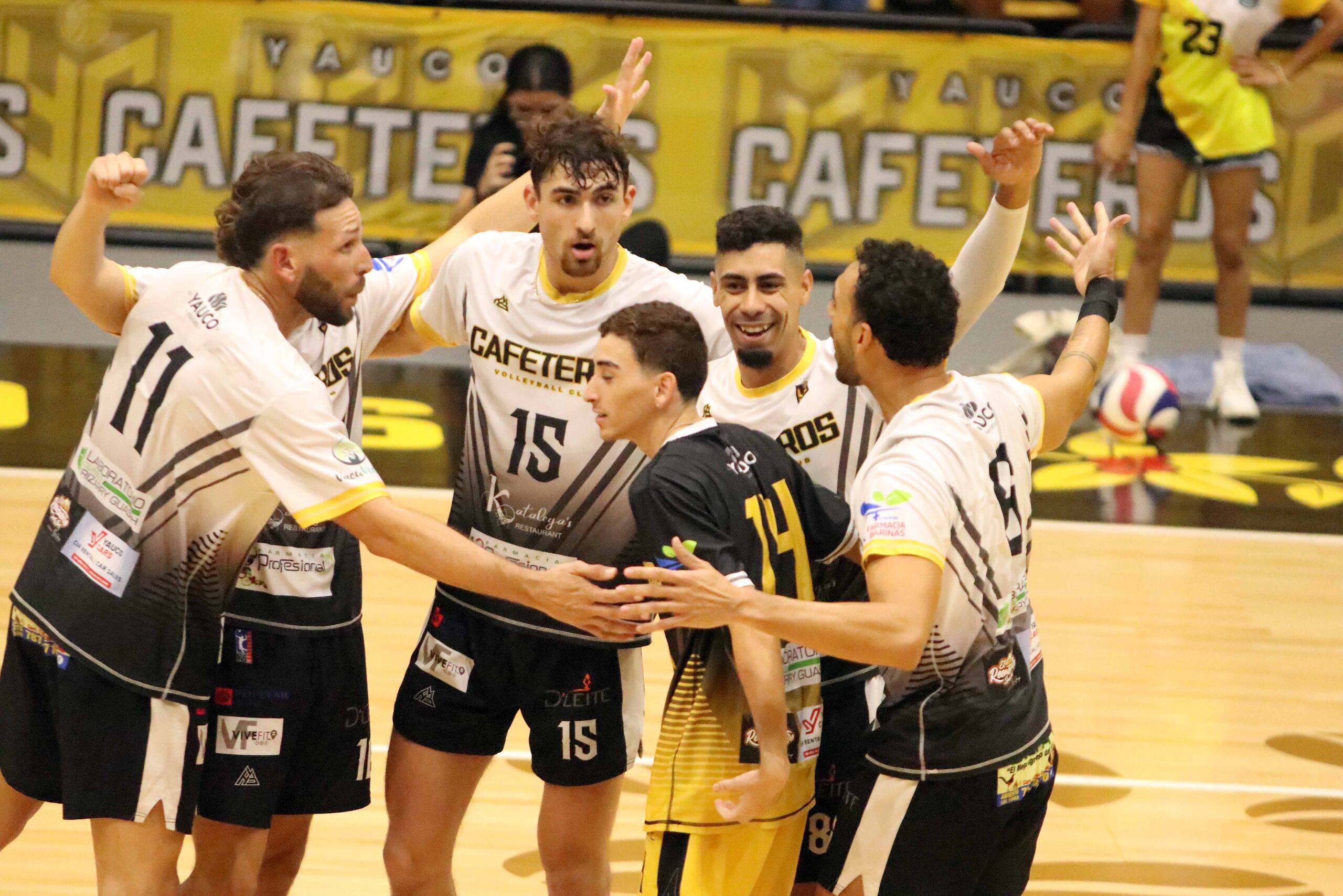 Los jugadores de los Cafeteros de Yauco celebran un punto frente a los Mets de Guaynabo en el segundo juego de la semifinal de la LVSM.