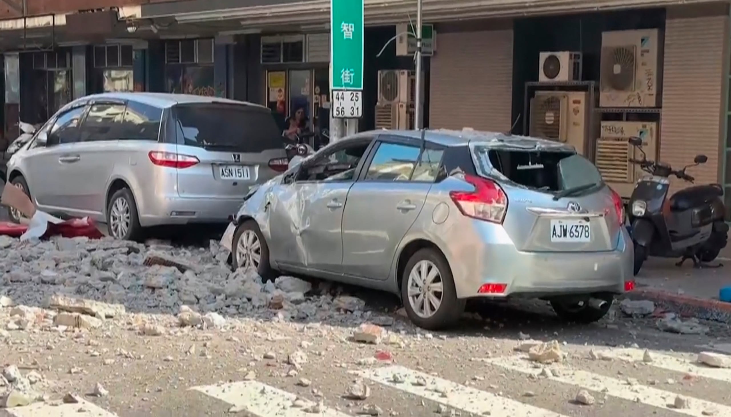 Esta imagen extraída de un video de TVBS muestra autos dañados en Tainan, Taiwán, tras un sismo.