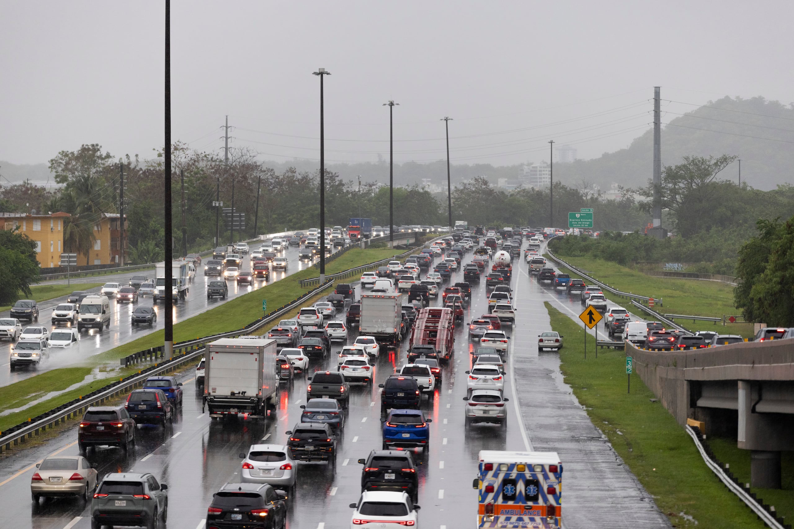 La agencia exhortó a los conductores a no intentar cruzar carreteras inundadas y a mantenerse atentos a su entorno.