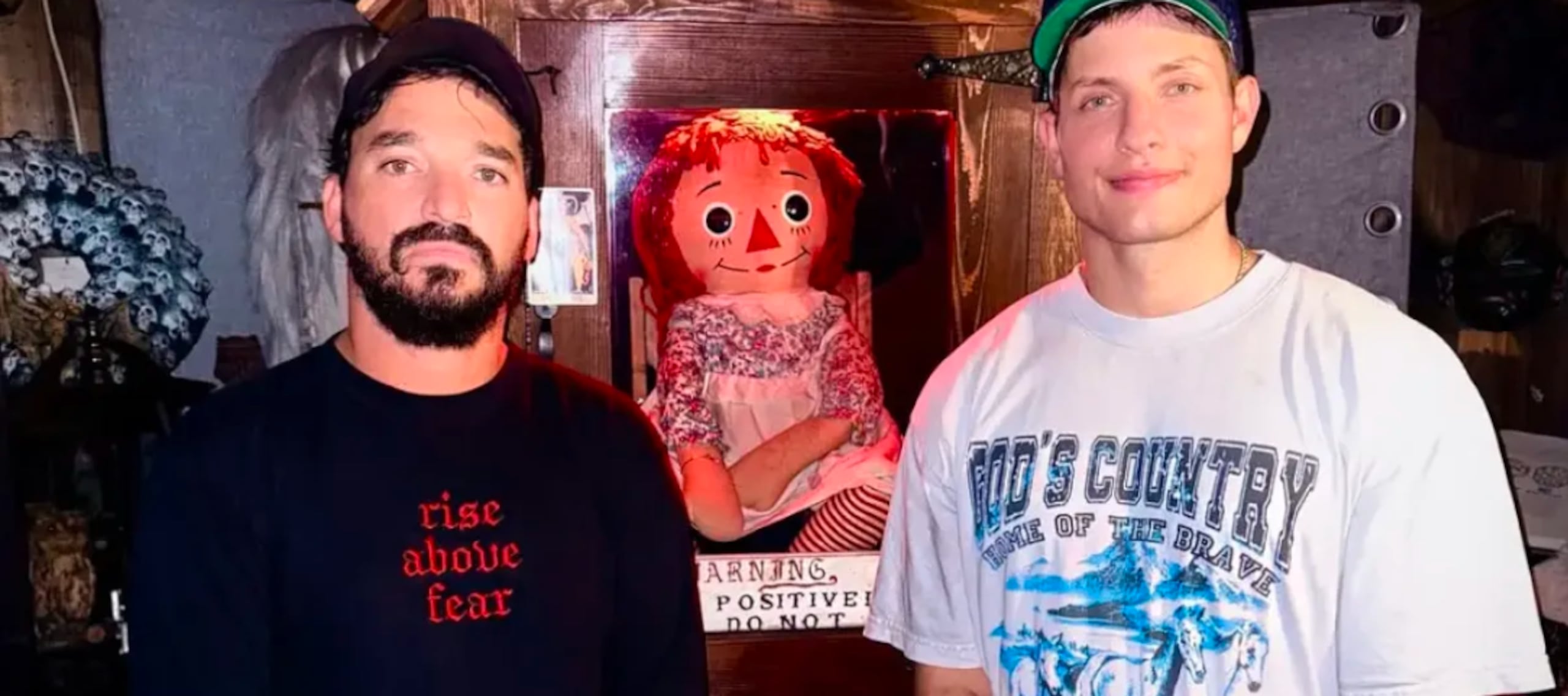 Matt Rife y Elton Castee junto a Annabelle, la muñeca "maldita".