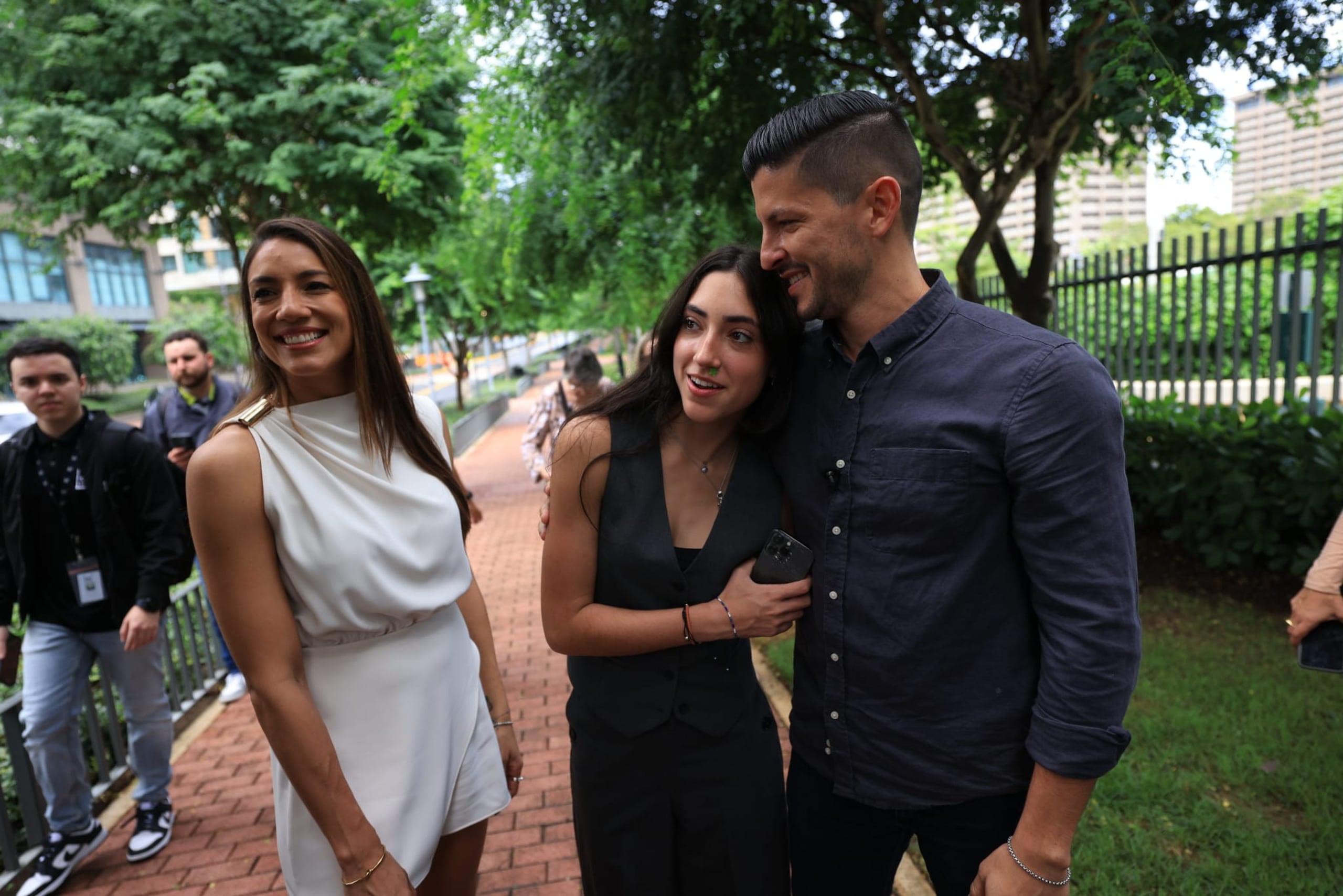 Llegó junto a su compañera Xiomara Ríos y su hija Valentina Lúgaro.