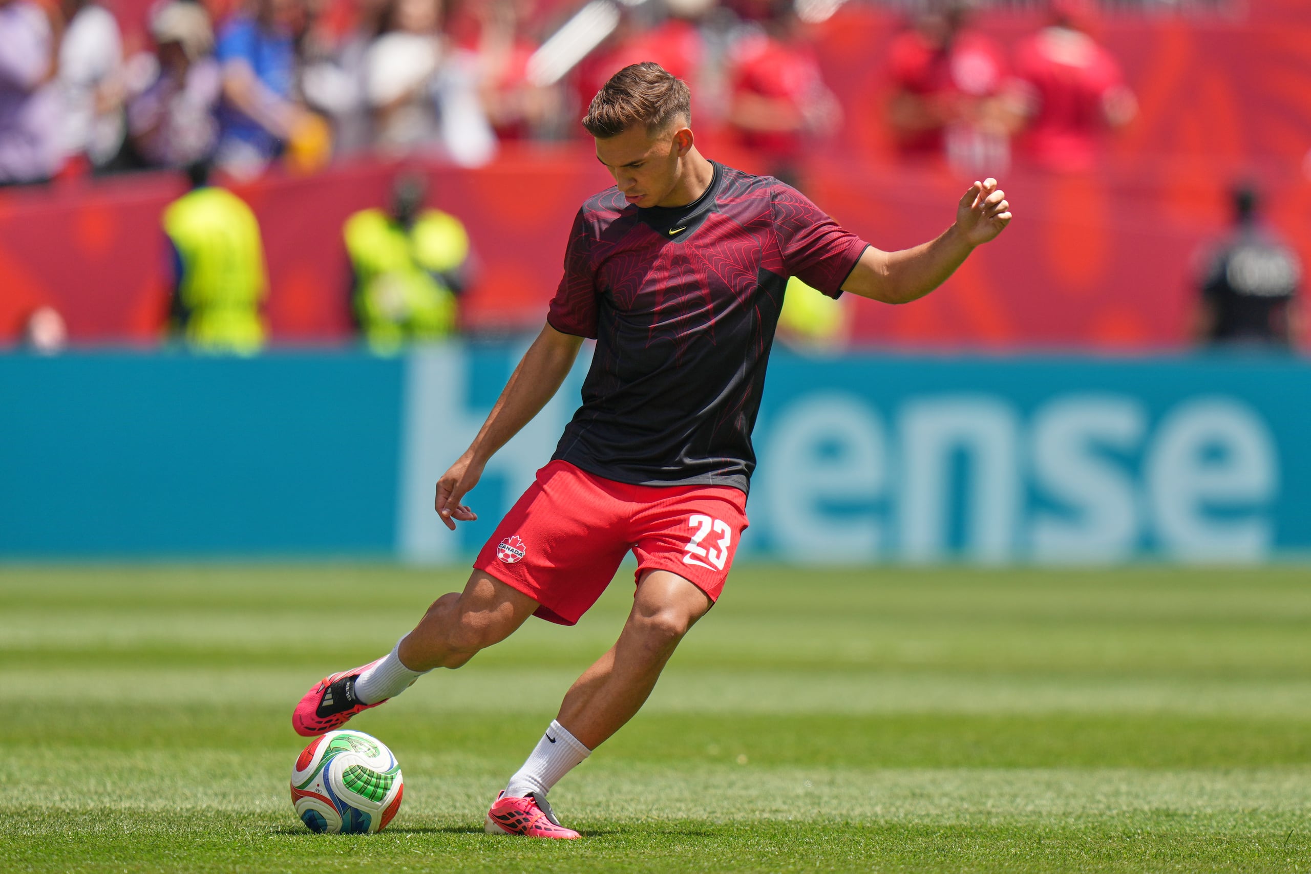 Niko Sigur, de Canadá, calienta previo al juego ante Bosnia y Herzegovina en la Copa Mundial.