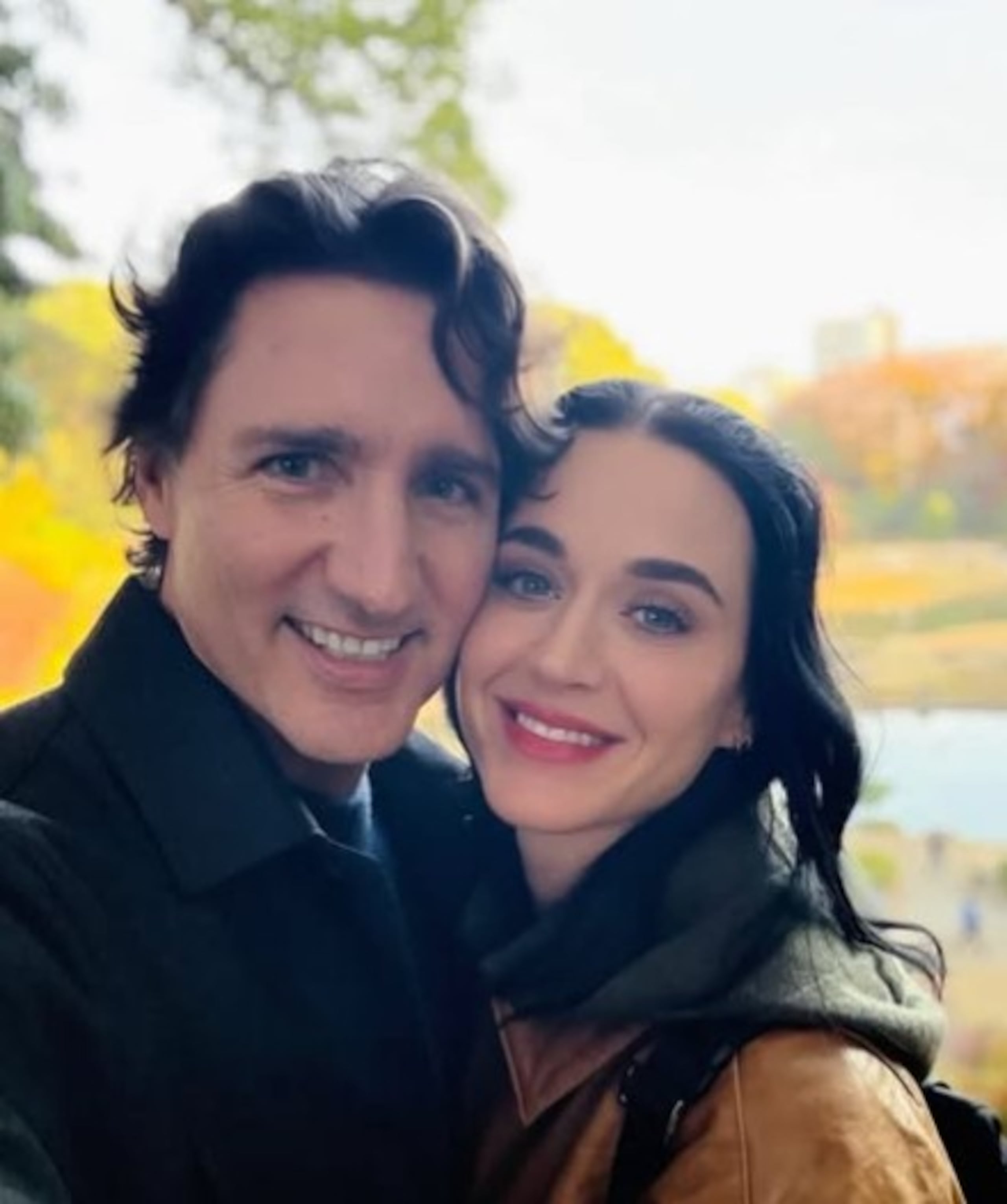 En esta ocasión, la cantante se mostró junto a Trudeau en una romántica publicación de Instagram donde escribió “Tokyo times on tour and more”.