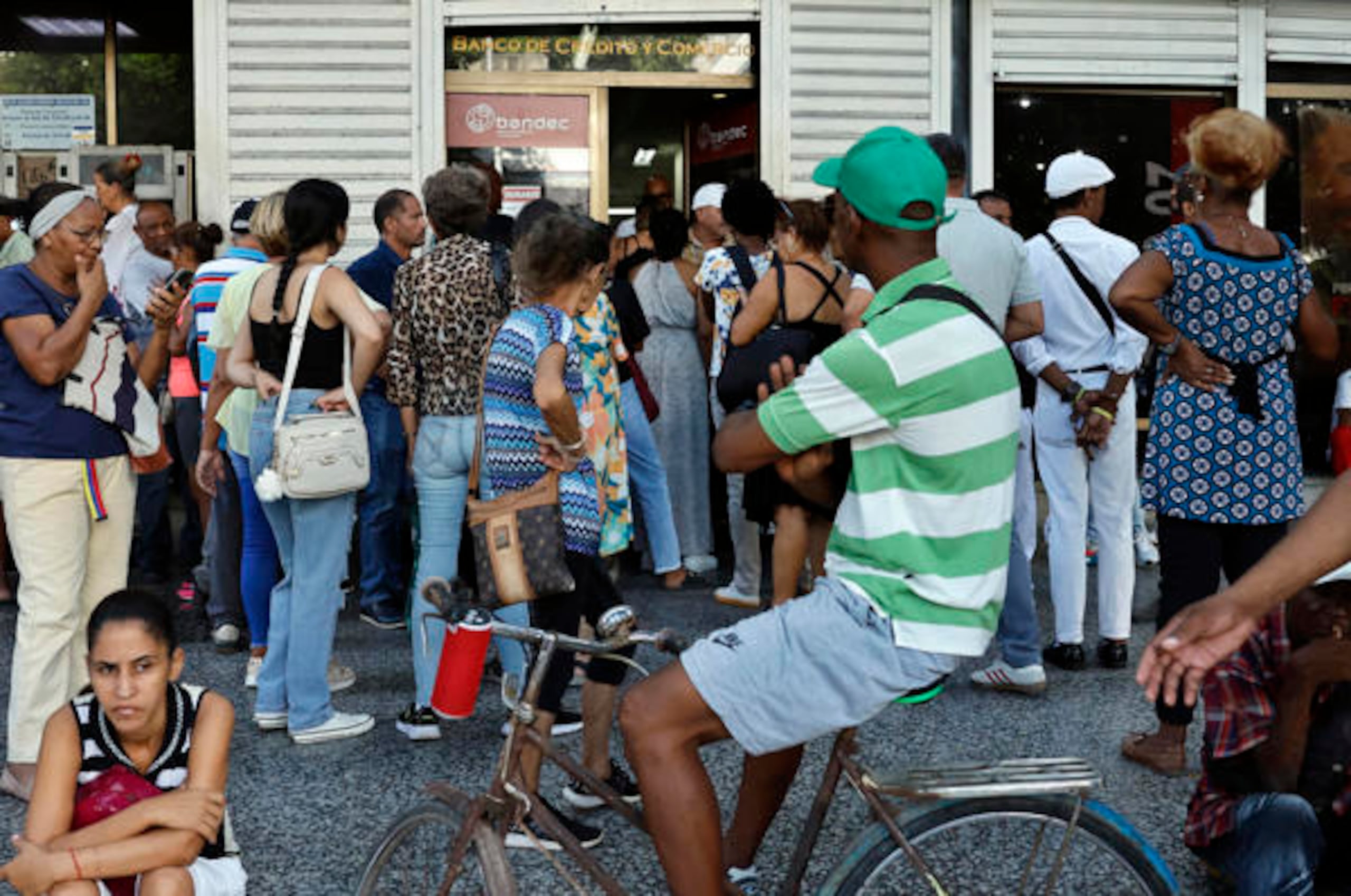 Personas esperan para entrar al Banco de Crédito y Comercio este miércoles, en La Habana (Cuba)