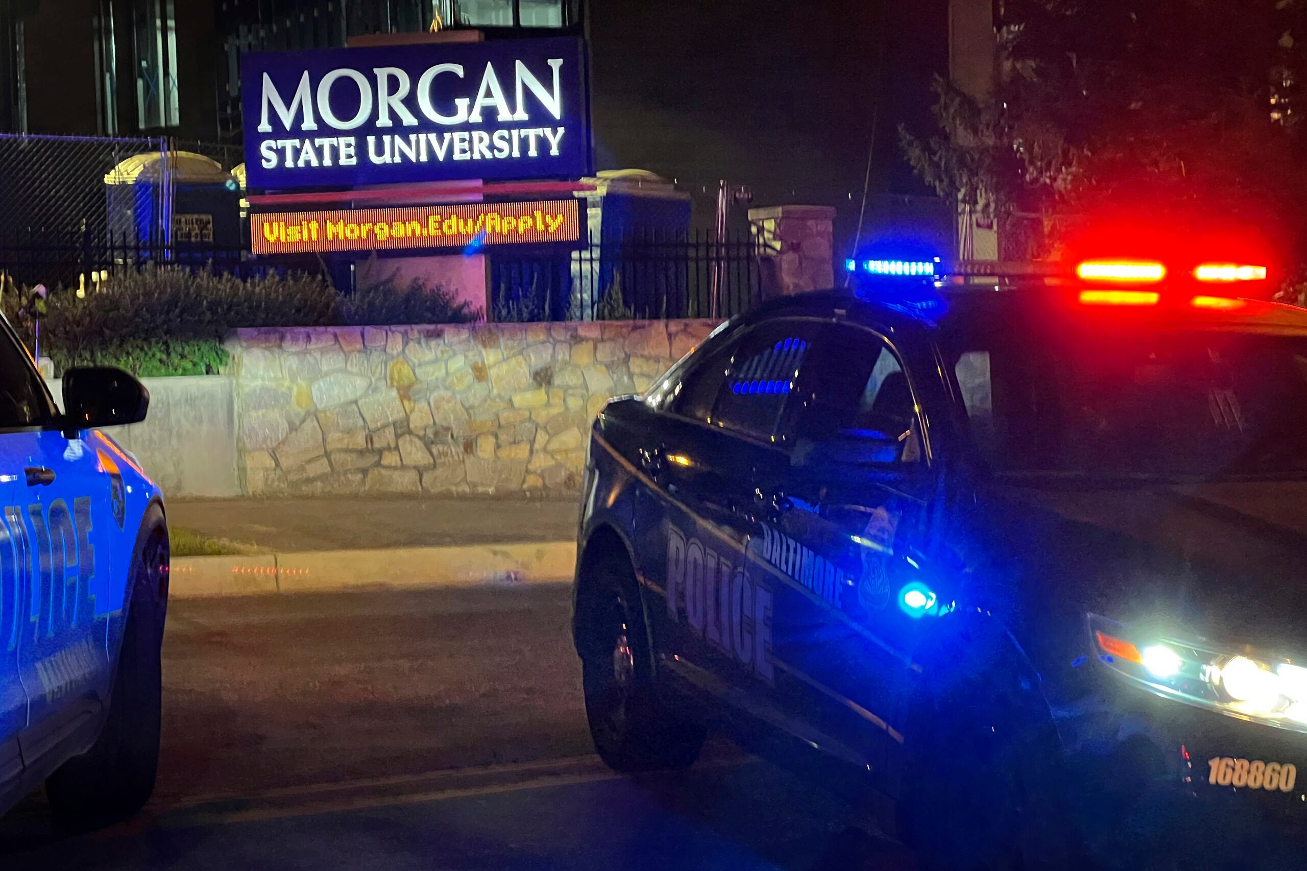 La policía de Baltimore responde a un tiroteo en la Universidad Estatal Morgan, el martes 3 de octubre de 2023, en Balitmore. (Jerry Jackson/The Baltimore Sun vía AP)