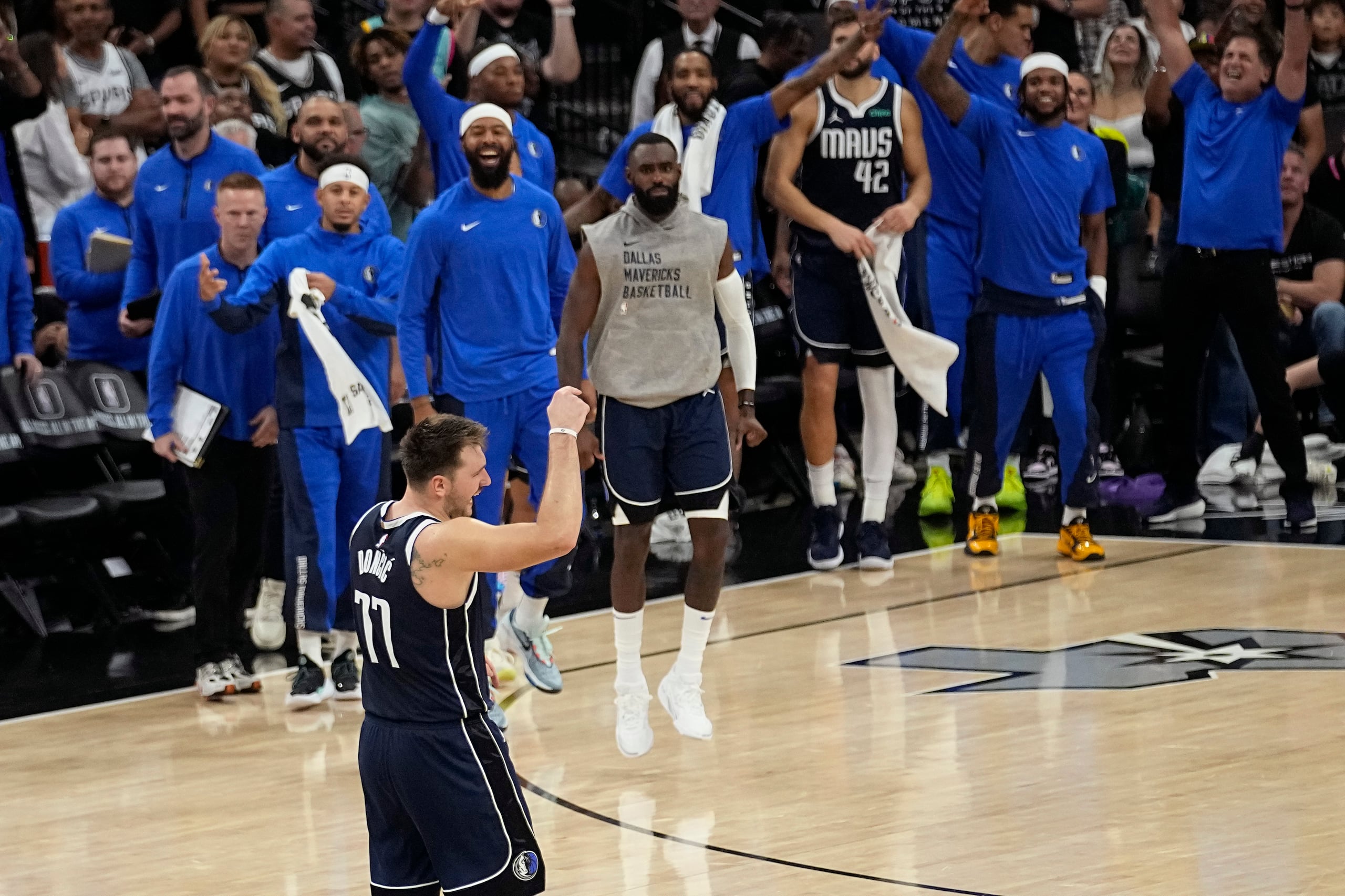 El esloveno Luka Doncic, base de los Mavericks de Dallas, festeja con sus compañeros tras anotar en el último segundo del partido ante los Spurs de San Antonio, el miércoles 25 de octubre de 2023 (AP Foto/Eric Gay)