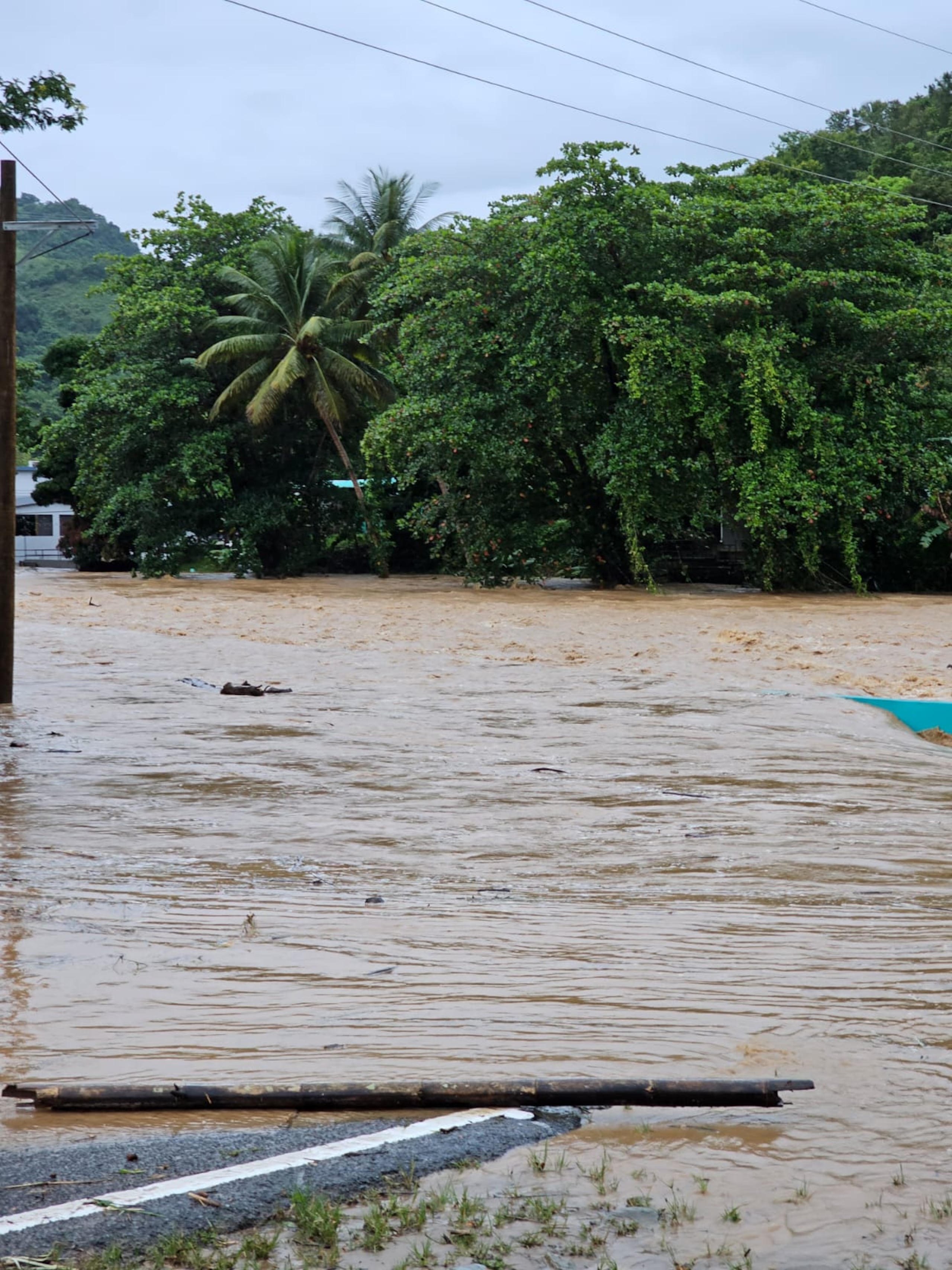 Varios ríos se salieron de su cauce, como ocurrió en Patillas, donde las aguas del Río Grande cubrieron la carretera PR-184.