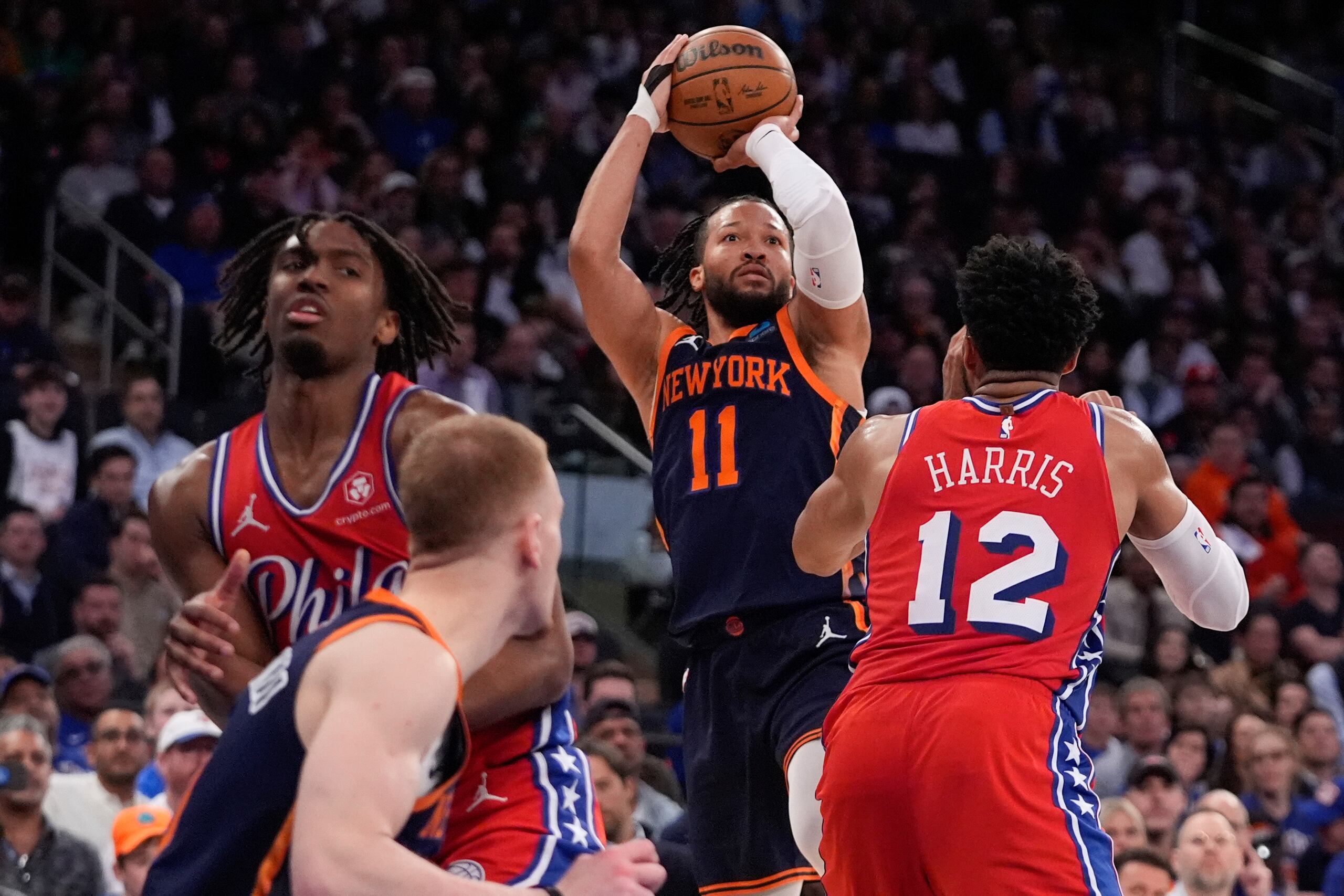 Jalen Brunson (11), de los Knicks de Nueva York, tira sobre Tobias Harris (12), de los 76ers de Filadelfia, durante la segunda mitad del Juego 2 de la serie de primera ronda de playoffs de baloncesto de la NBA.