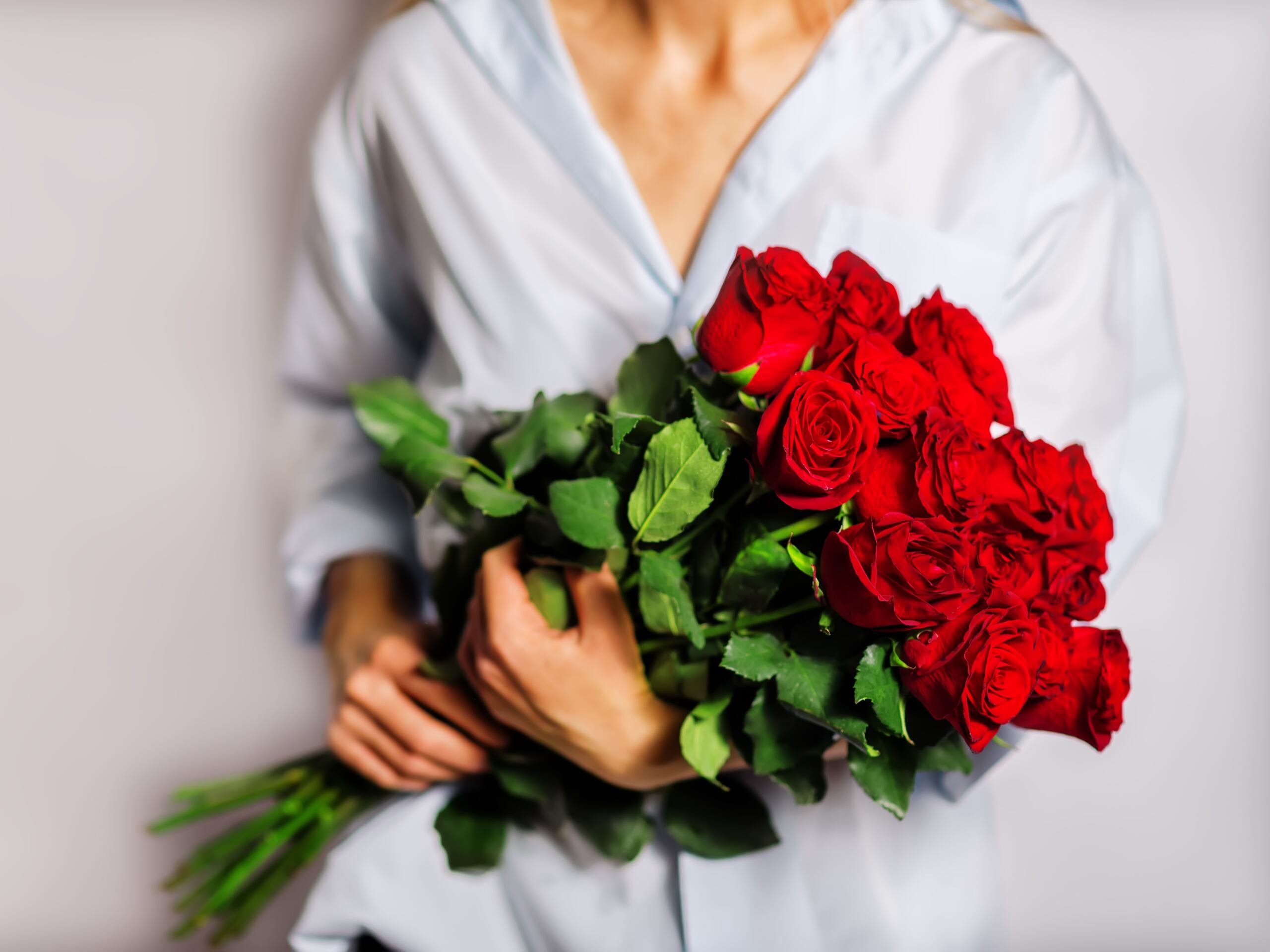 Si optas por un arreglo clásico de rosas rojas, ten en cuenta que suelen pasar muchas semanas desde que se cortan hasta que se distribuyen y llegan a Puerto Rico.