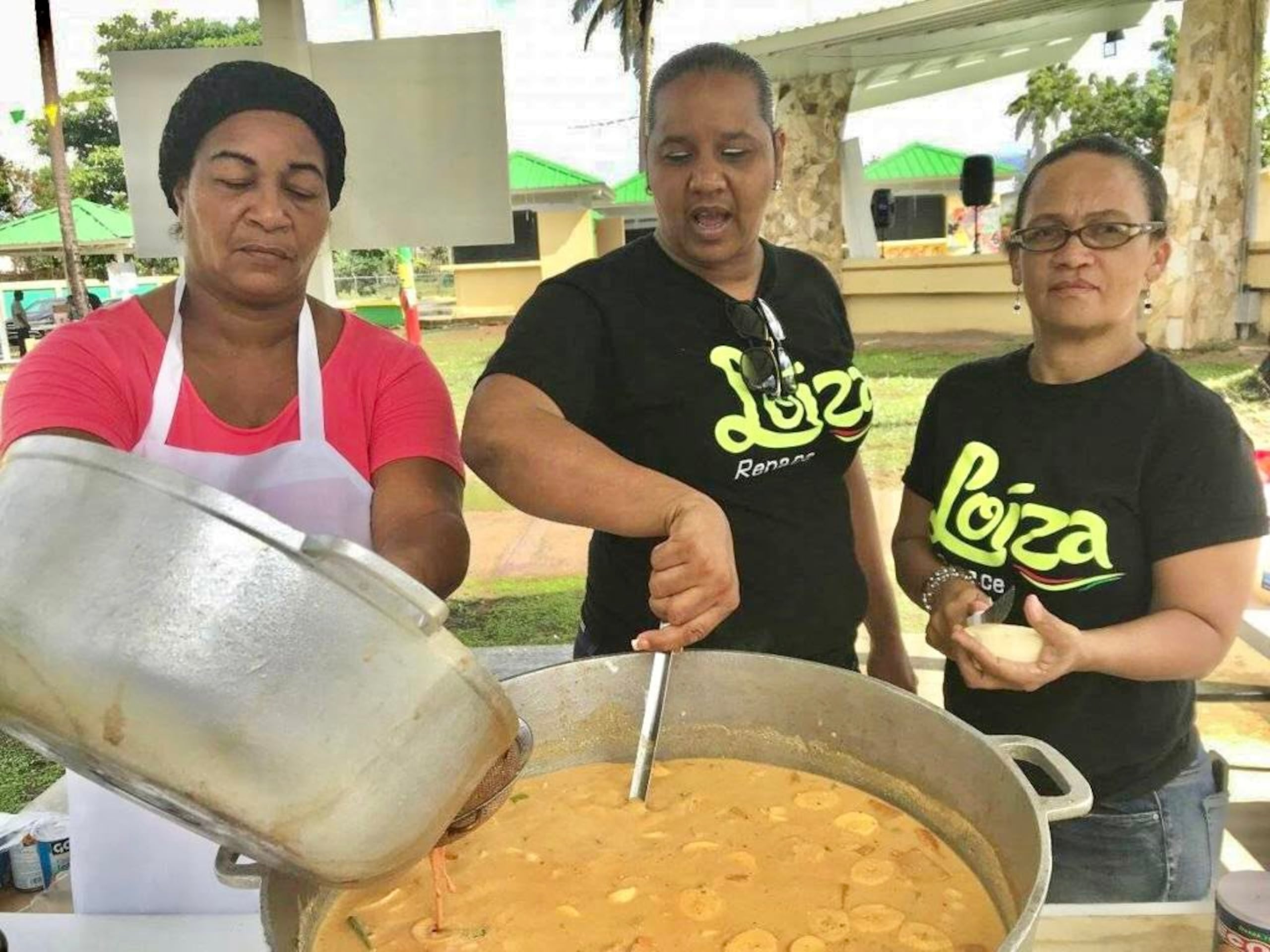 De izquierda a derecha, las loiceñas Lina Parrilla, Glorigel del Valle y Rebecca Clemente preparan Caldo Santo.
