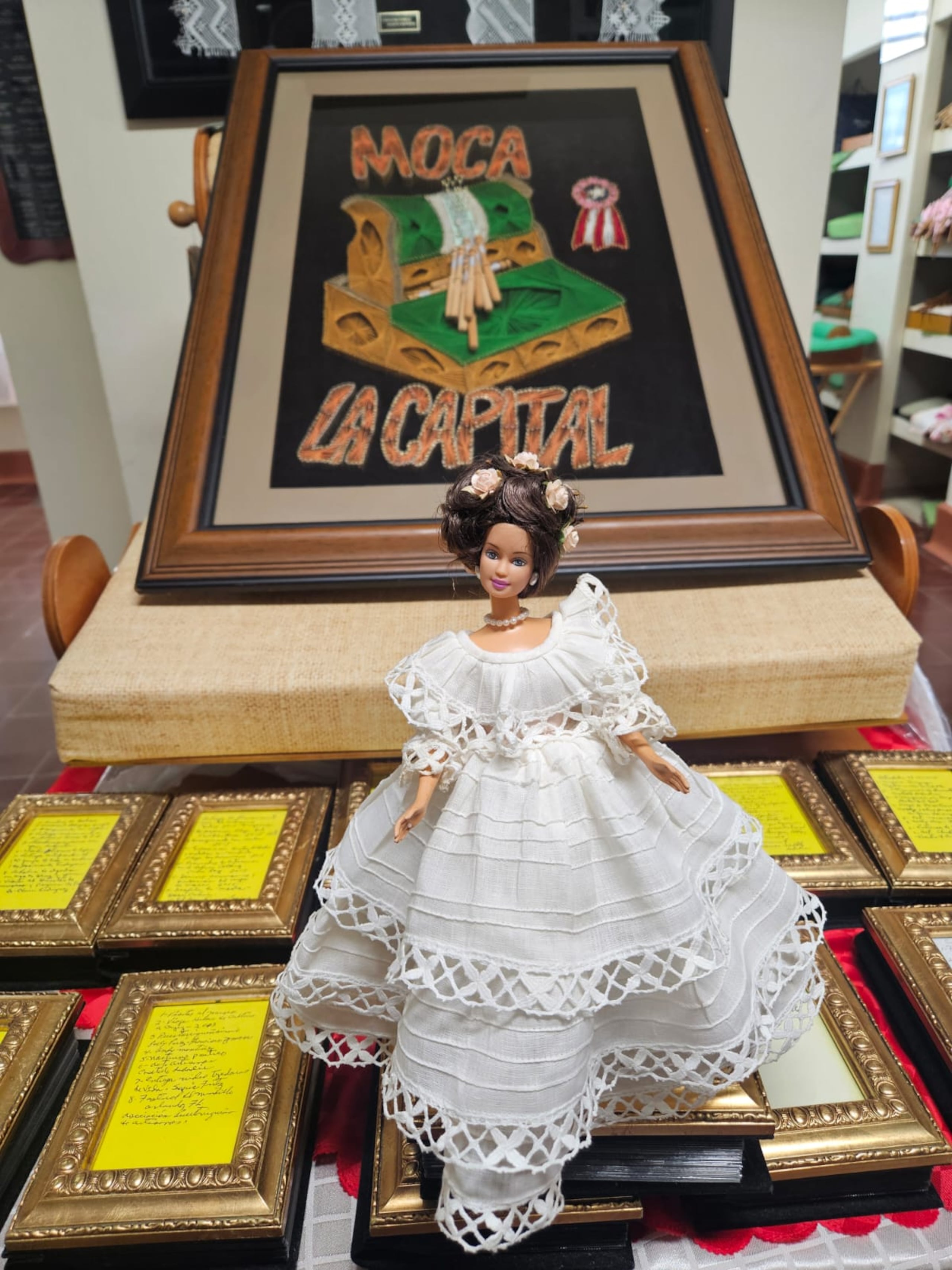 El Museo del Mundillo cuenta con la creación de la vestimenta representativa de la mujer puertorriqueña original, que se hizo realidad tras la firma de la Ley de 19 de abril de 1983.