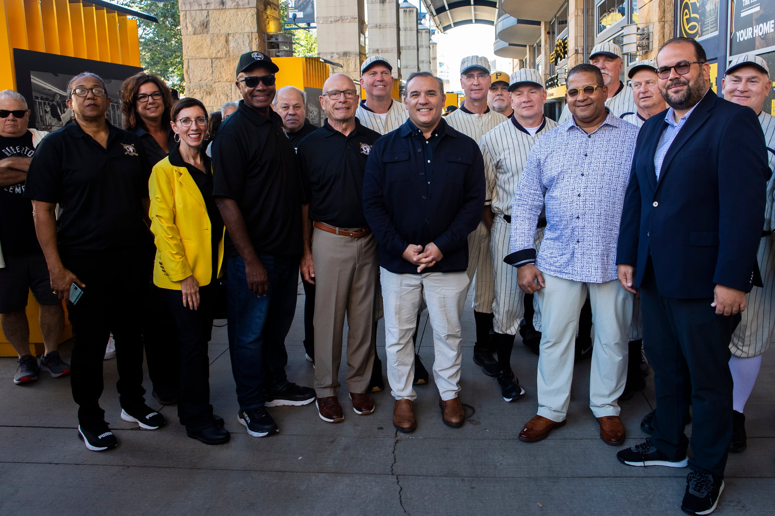 En la conferencia previo al  partido estuvieron presentes el principal oficial ejecutivo de GFR Media, Pedro Zorrilla, el editor audiovisual de GFR Media y El Nuevo Día, Dennis Rivera Pichardo, quien fue el curador de la exposición y Luis Roberto Clemente y su esposa,, entre otros.