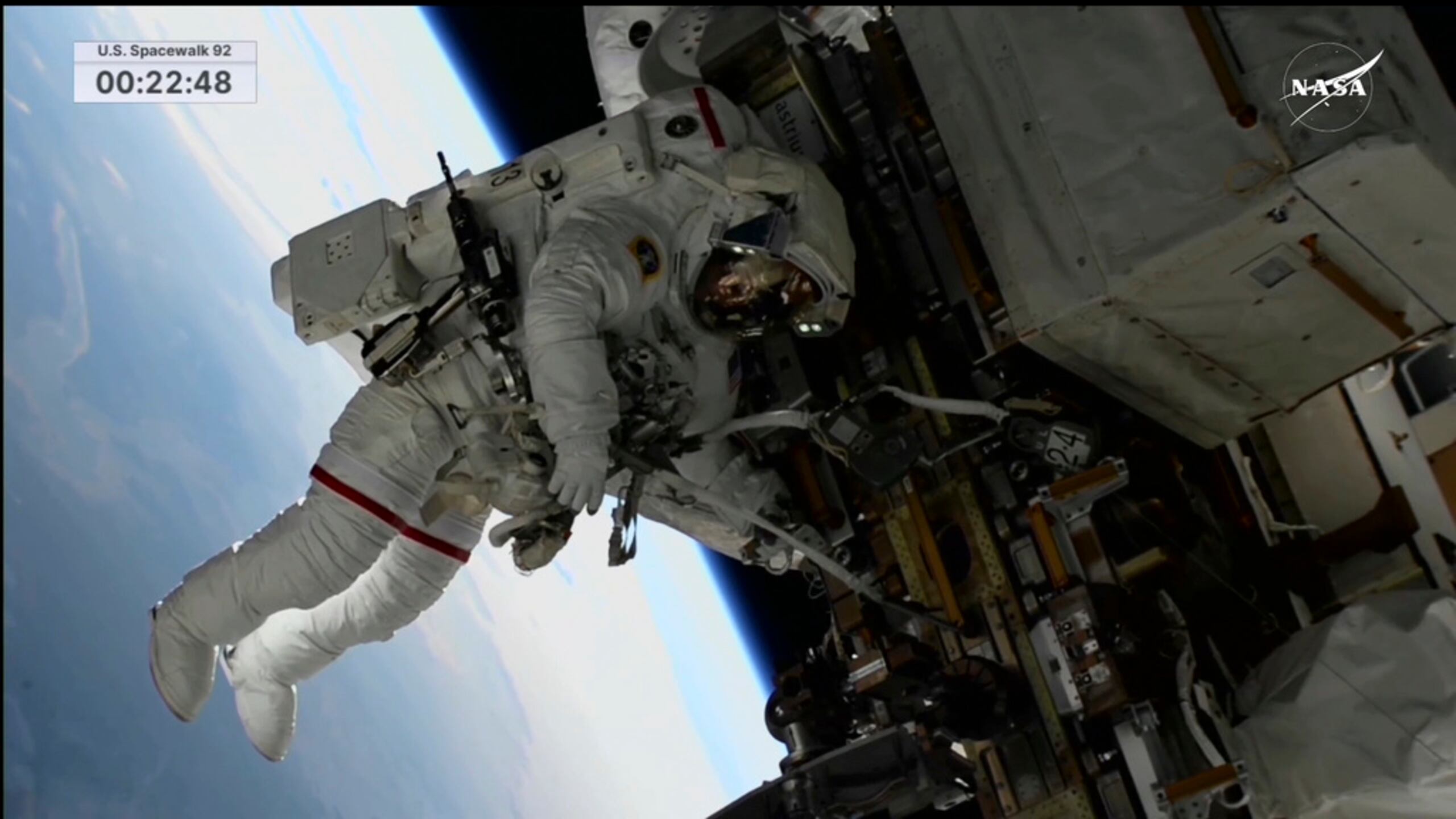 En esta imagen tomada de la televisora de la NASA, la astronauta estadounidense Suni Williams trabaja afuera de la Estación Espacial Internacional durante una caminata espacial, el 30 de enero de 2025.