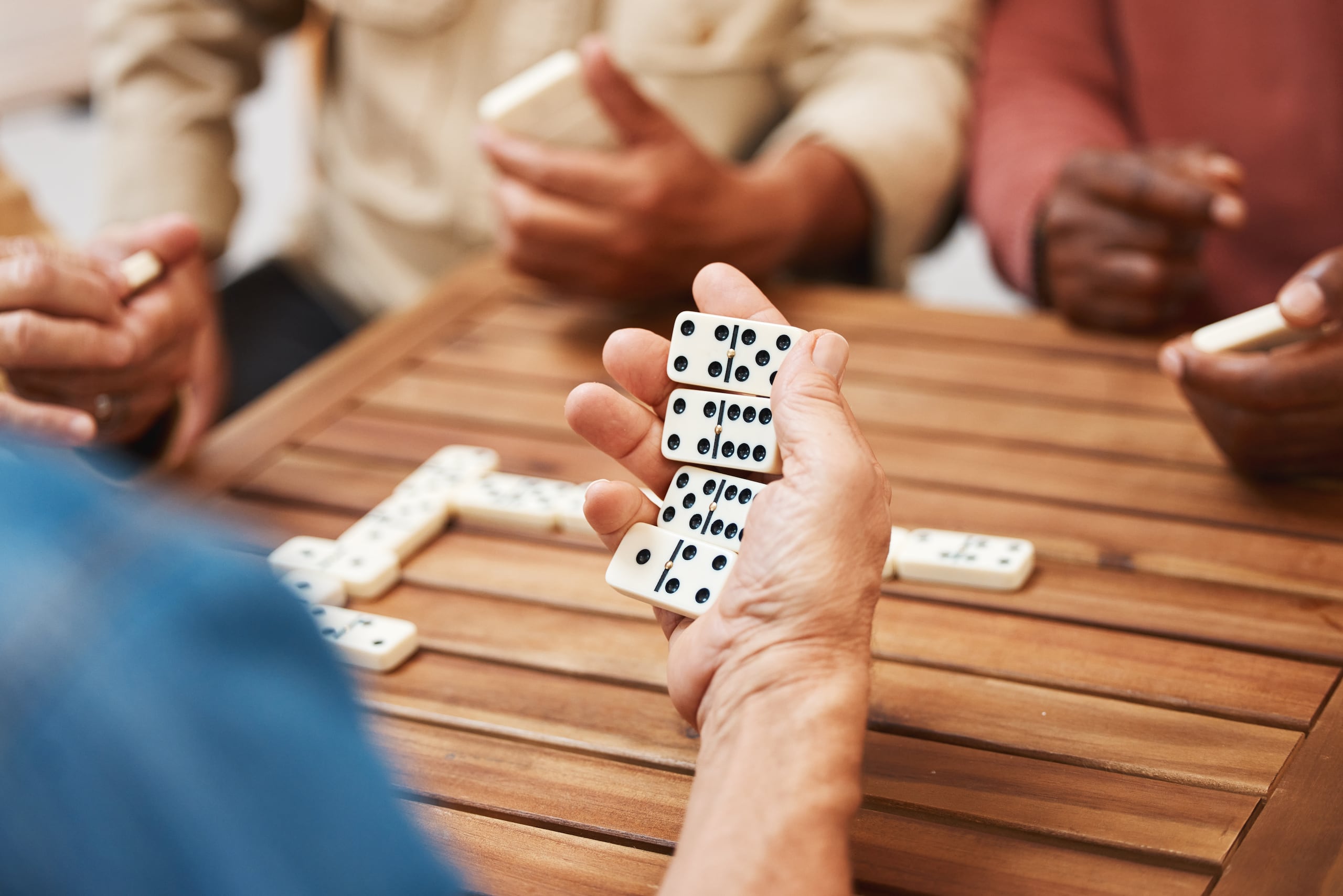 Cada partida exige que los jugadores realicen cálculos mentales y analicen probabilidades antes de tomar una decisión.