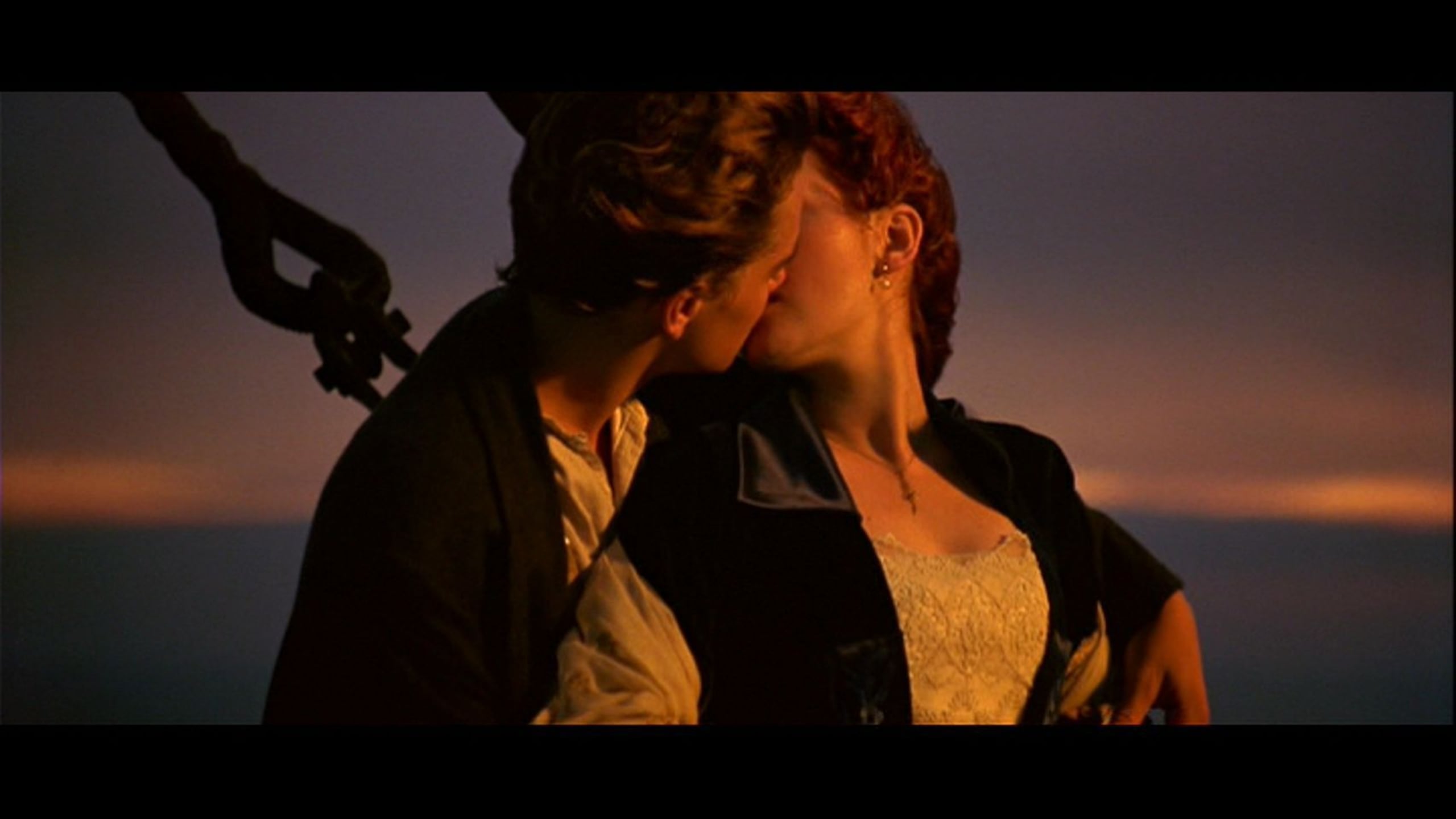 Leonardo DiCaprio y Kate Winslet en una escena de la película “Titanic”, filmada en 1997.