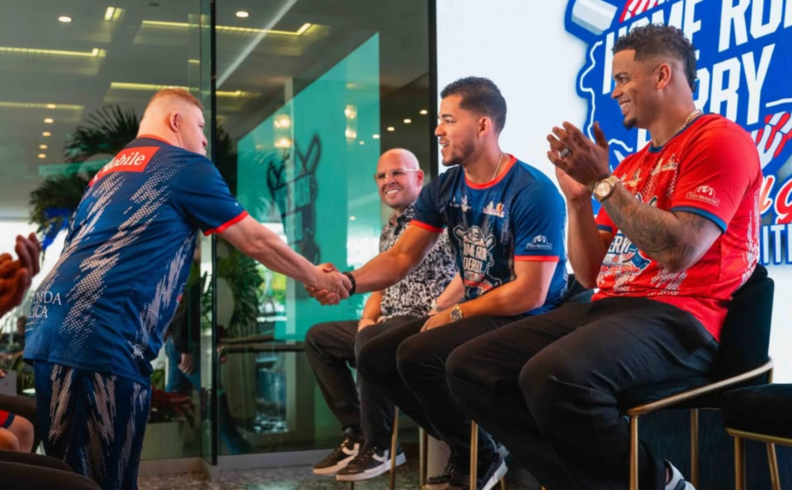 Daniel Santiago, capitán del Team La Mákina, saluda a José Berríos.