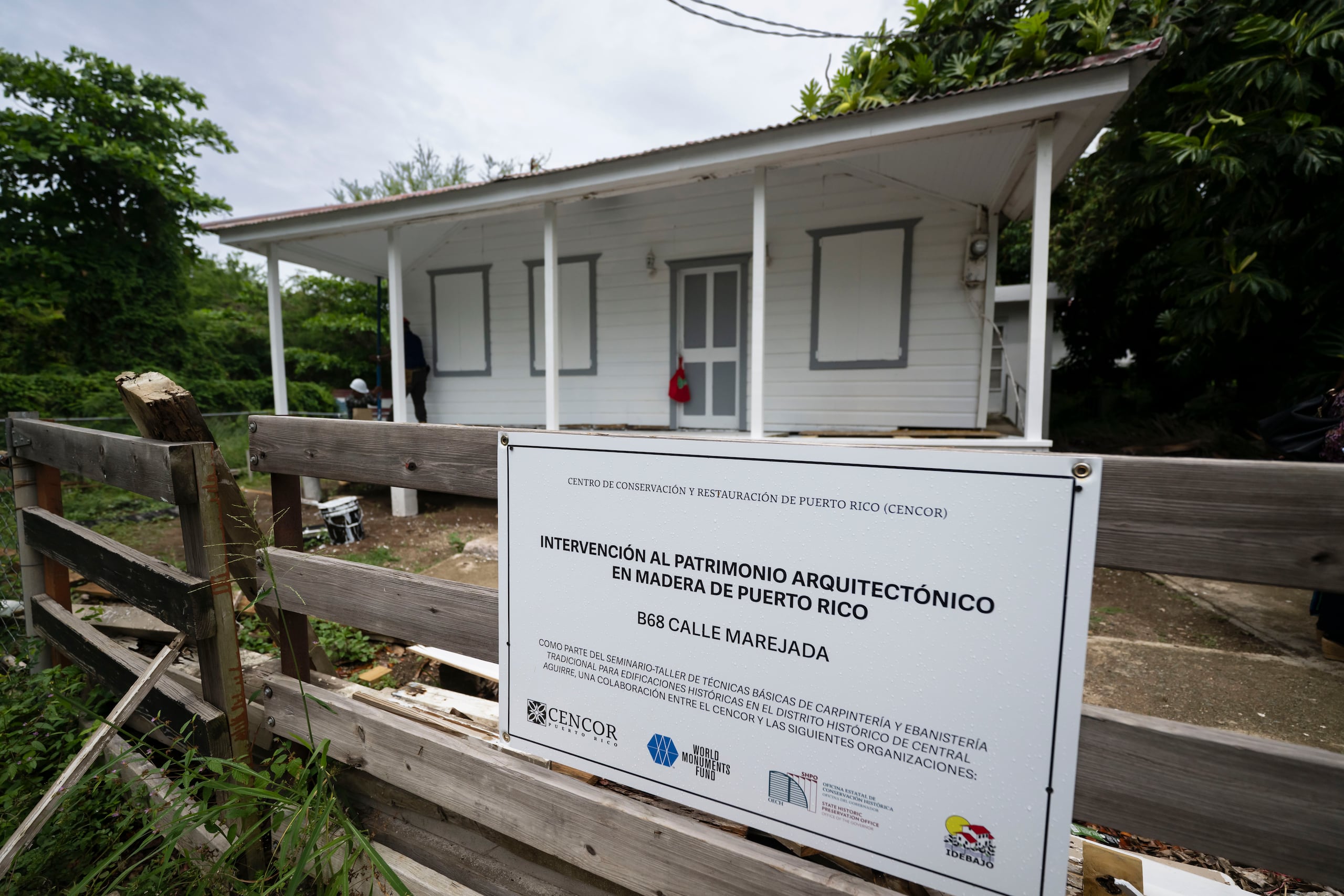 A esta antigua propiedad en Aguirre se le restaura el balcón.