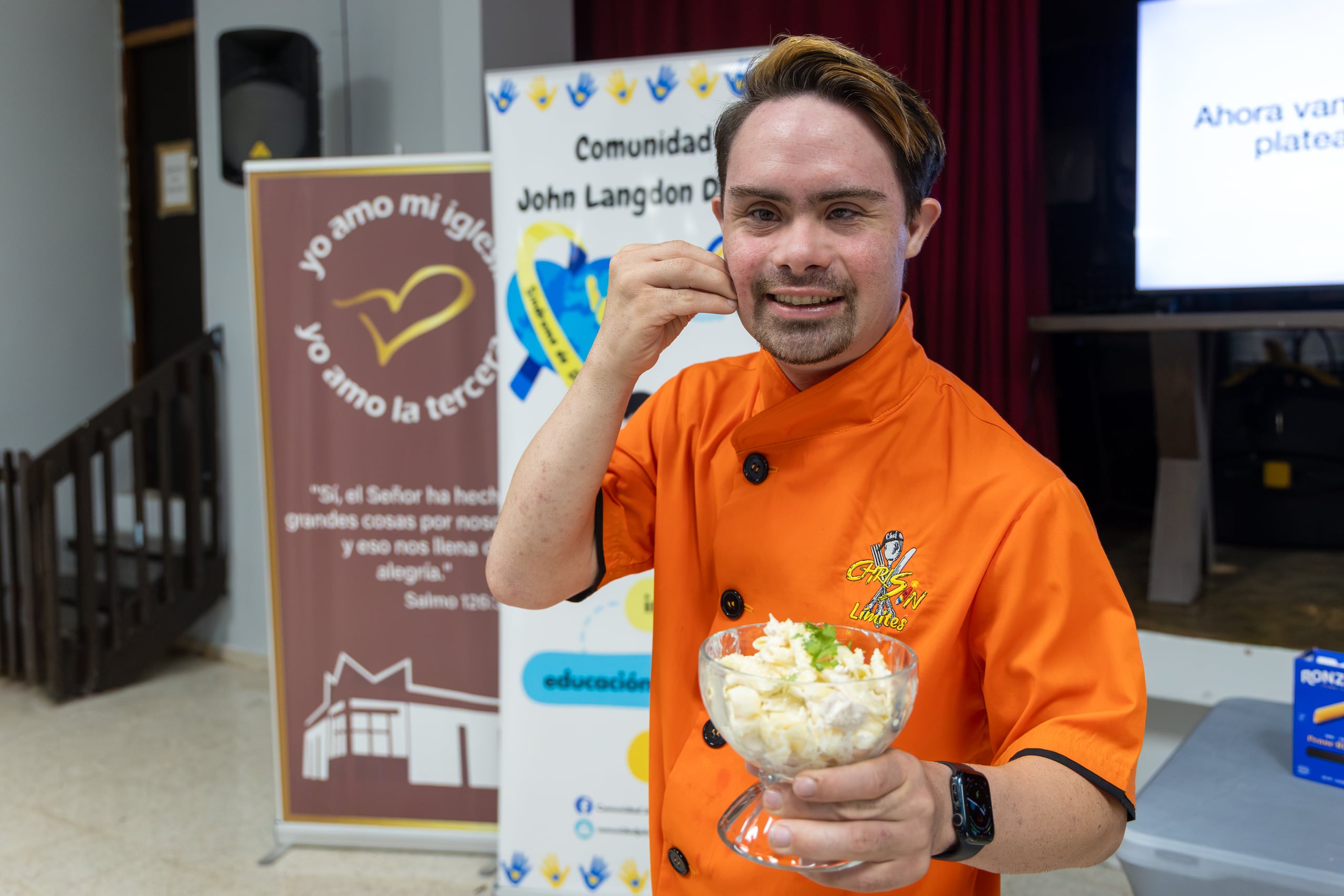 El chef Chris González Caro, de Chris Sin Límites, les hizo una demostración confeccionando una pasta.