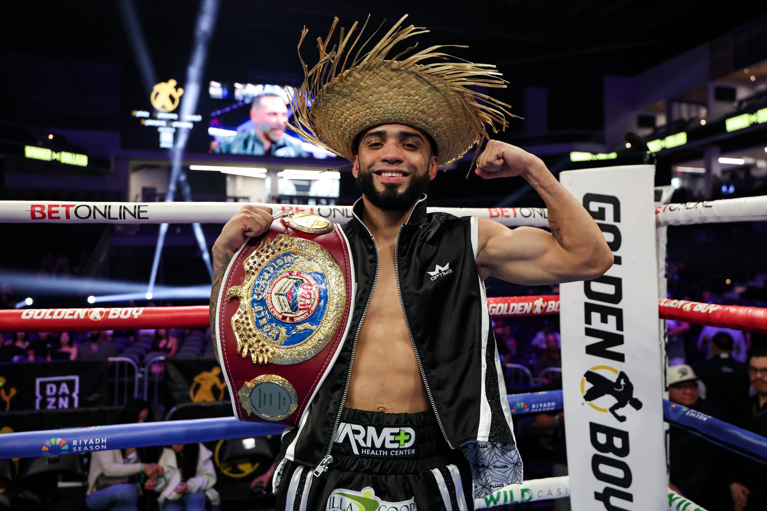 Oscar Collazo posa con el campeonato mundial de las 105 libras de la Organización Mundial de Boxeo.