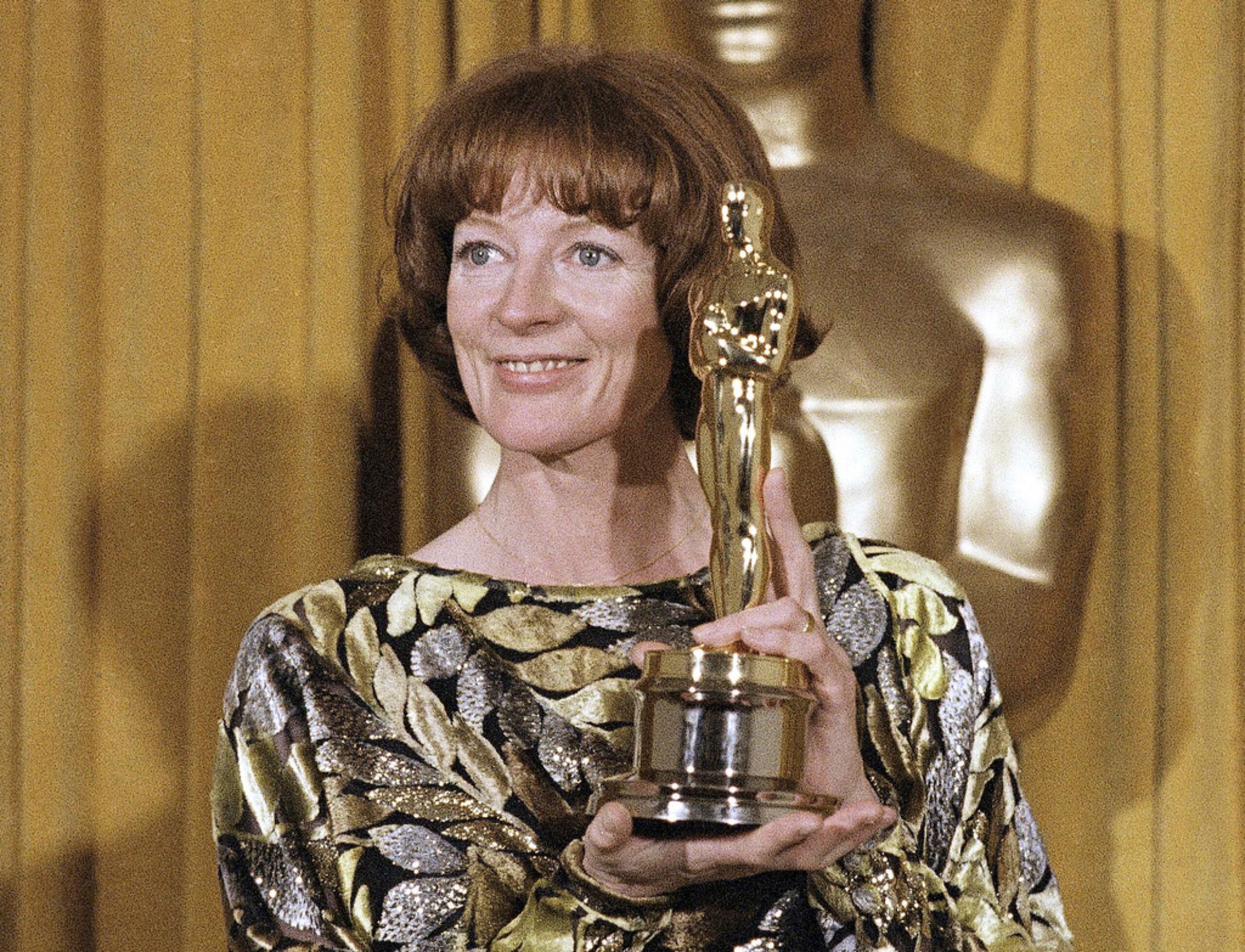 La actriz Maggie Smith sostiene su Oscar a la mejor actriz de reparto por la película "California Suite" en Los Ángeles el 9 de abril de 1979.