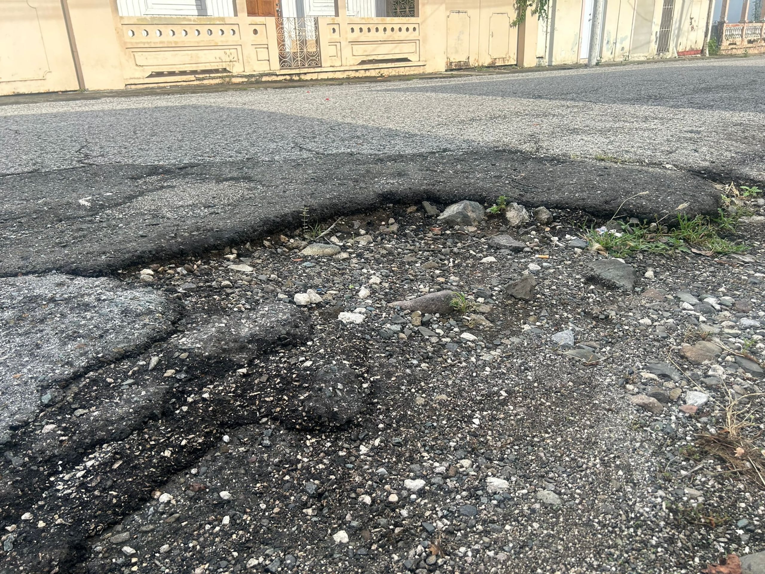 Estado de una carretera en Coamo.