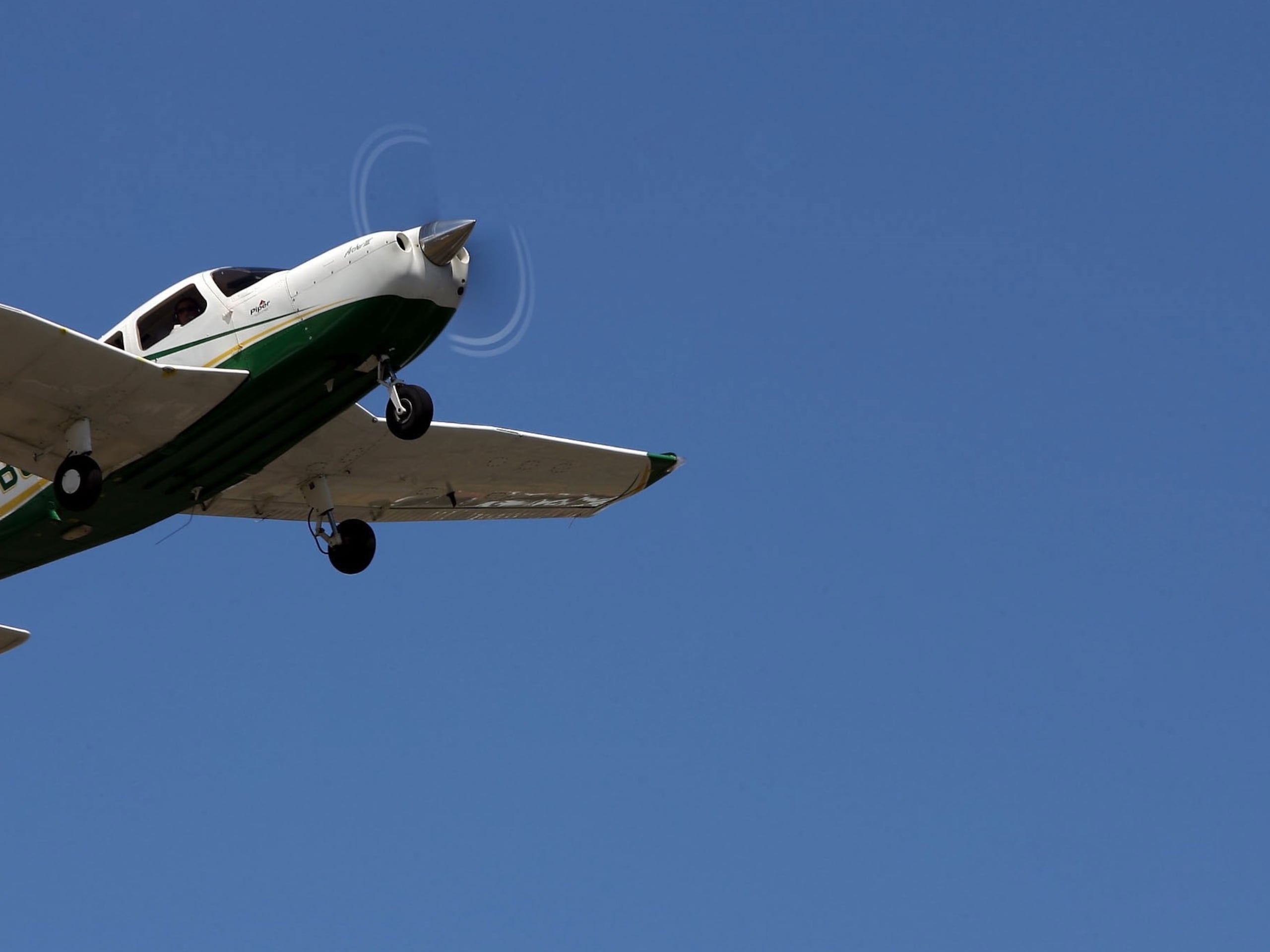 Un automovilista recogió a una adolescente que sobrevivió al accidente de un avión pequeño en un área montañosa en el estado de Washington.