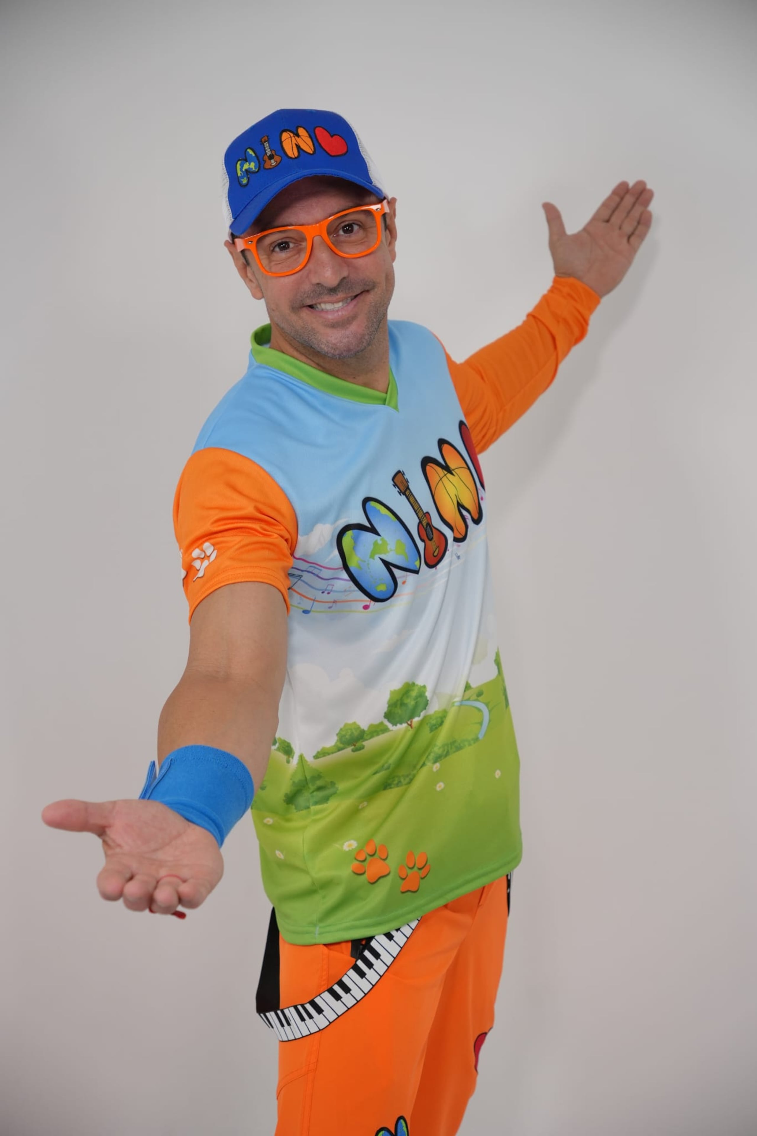 Nino y su Mundo Musical busca sacar a chicos y grandes de sus sillas con el nuevo senciilo.