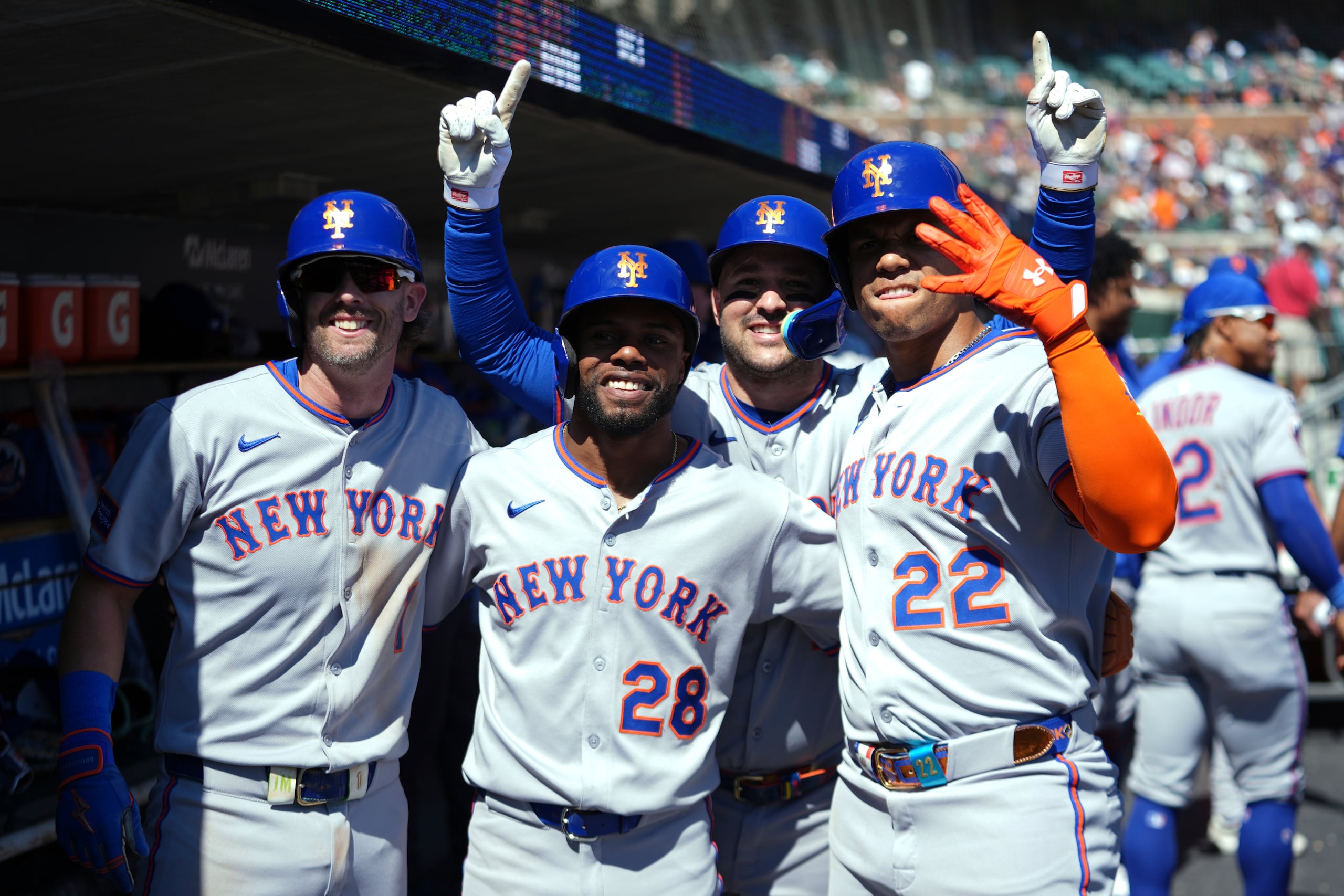 Juan Soto (22), de los Mets de Nueva York, celebra su grand slam con Jeff McNeil (1), Cedric Mullins (28) y Luis Torrens (13) frente a los Tigres de Detroit en la cuarta entrada del juego de béisbol de Grandes Ligas el lunes 1 de septiembre de 2025, en Detroit. (AP Foto/Paul Sancya)