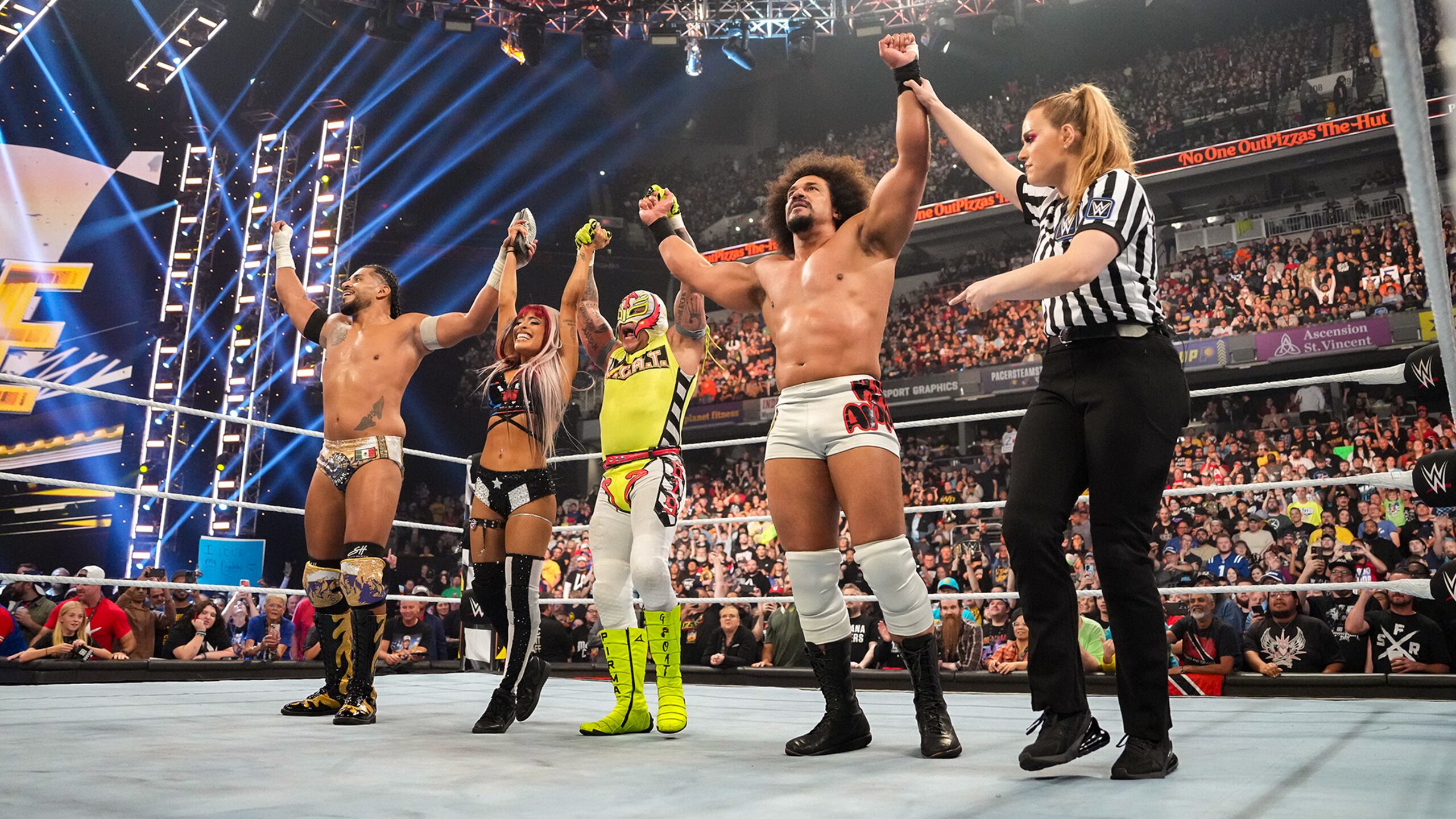 Carlito "Caribbean Cool', a la derecha, tras ganar su combate del sábado en Indianápolis.